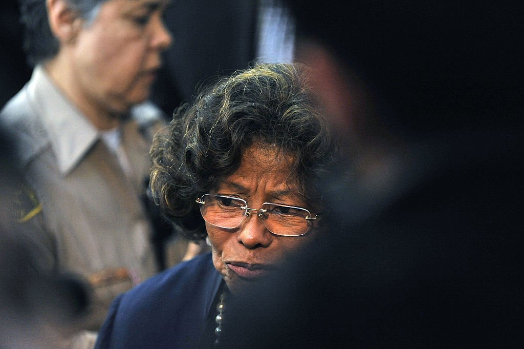 Katherine Jackson deja la corte después de la sentencia del Dr. Conrad Murray en el Tribunal Superior de Los Ángeles el 29 de noviembre de 2011. | Foto: Getty Images