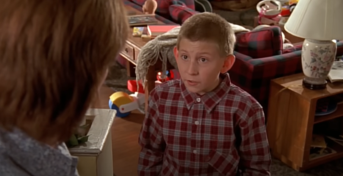 Captura de pantalla de un episodio de "Malcolm in the Middle" en la que aparece Erik Per Sullivan como Dewey | Fuente: Youtube/Canal 4