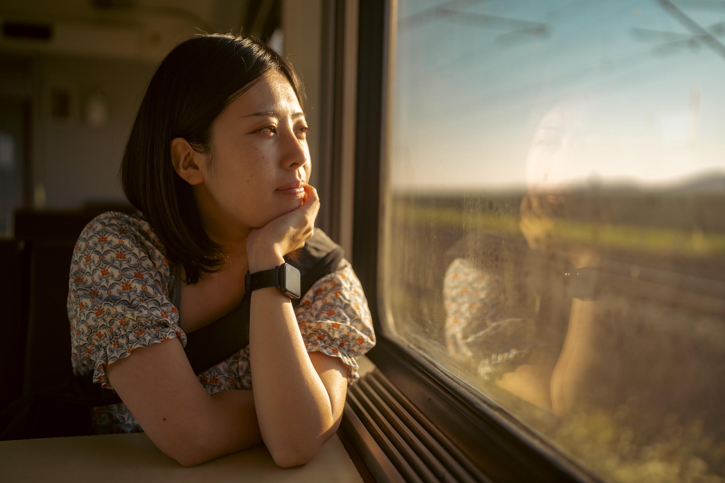 Mujer viajando en tren | Fuente: Getty Images