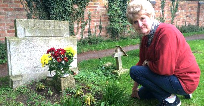 Ann Kear, la hermana de Karl Smith, visitando la tumba de su hermano. | Foto: YouTube.com/BBC Stories