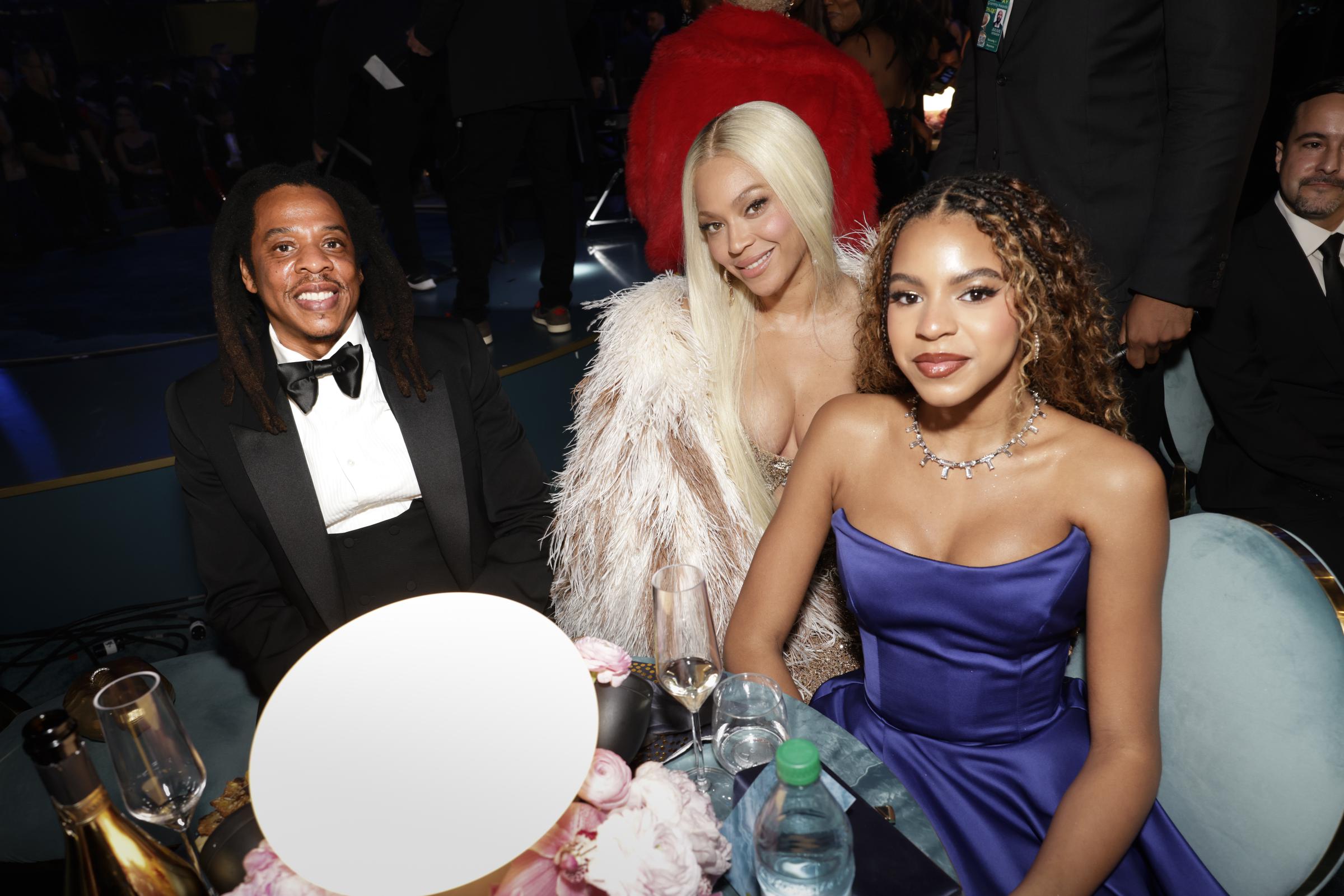 Jay-Z, Beyonce y Blue Ivy Carter en la 67ª edición de los Premios Grammy, retransmitida en directo desde el Crypto.com Arena de Los Ángeles, California, el 2 de febrero de 2025 | Fuente: Getty Images