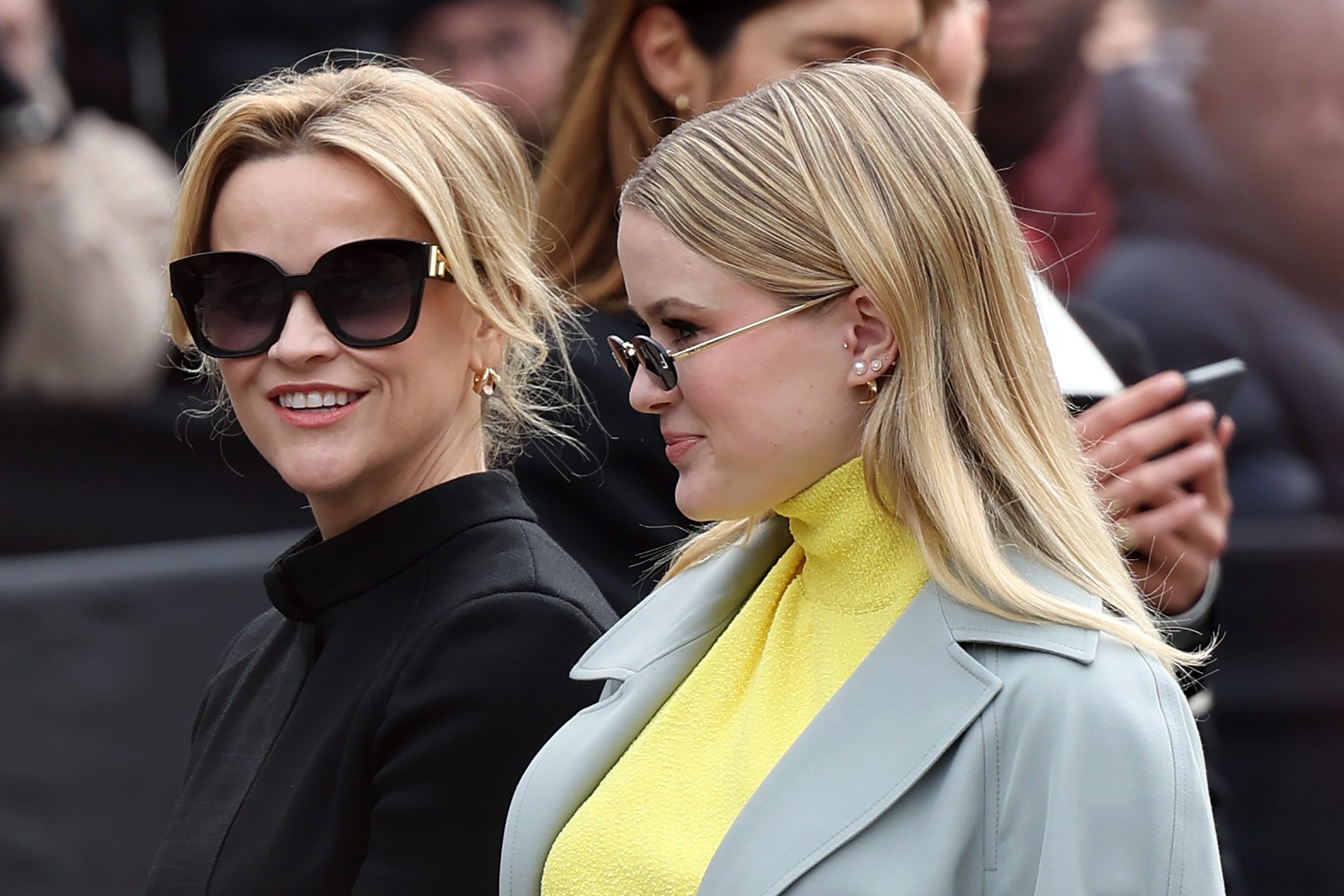 Reese Witherspoon y Ava Philippe asisten al desfile de Alta Costura Primavera/Verano 2024 de Fendi el 25 de enero de 2024 en París, Francia | Foto: Getty Images