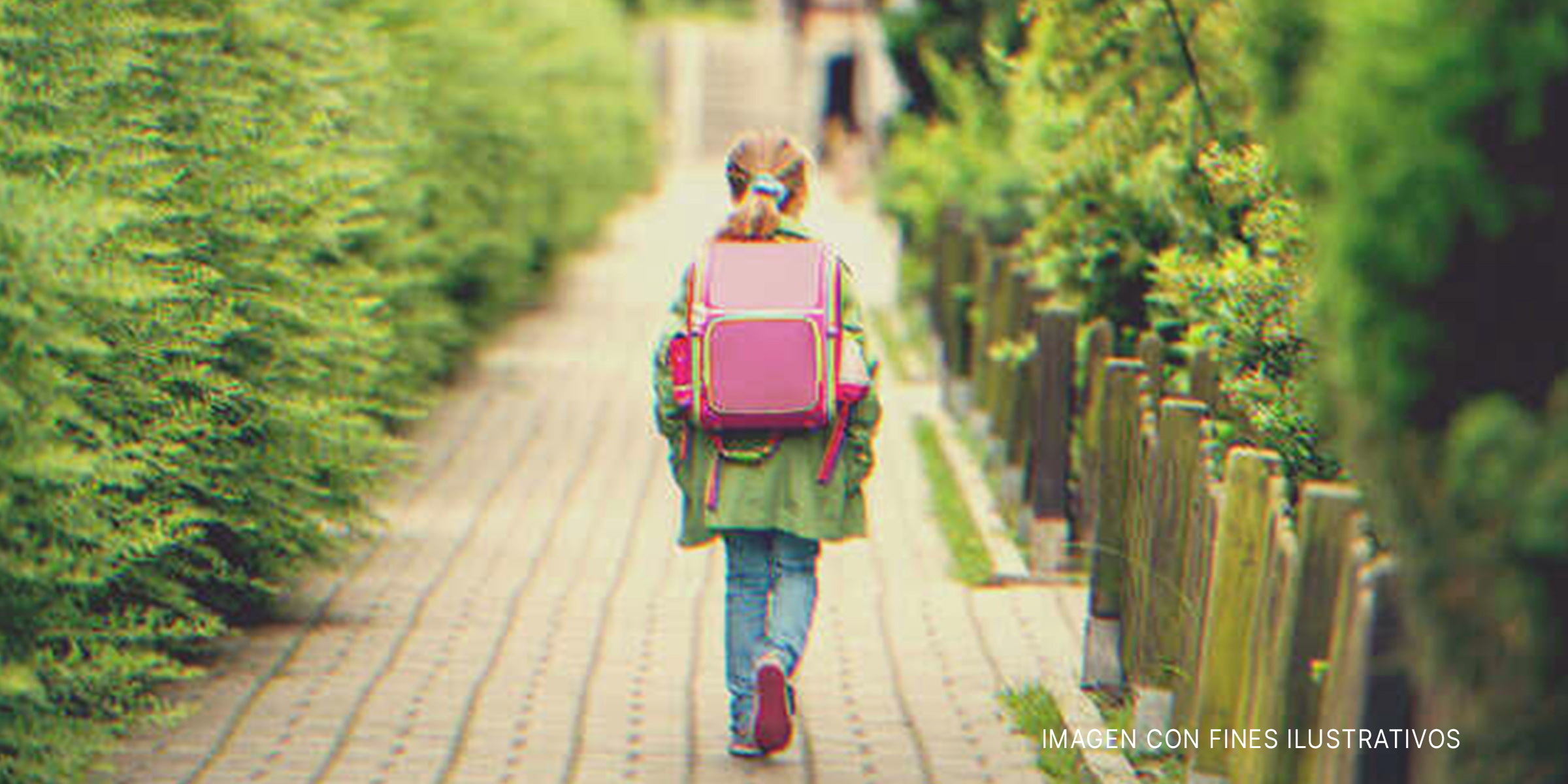 Niña con una mochila | Foto: Shutterstock