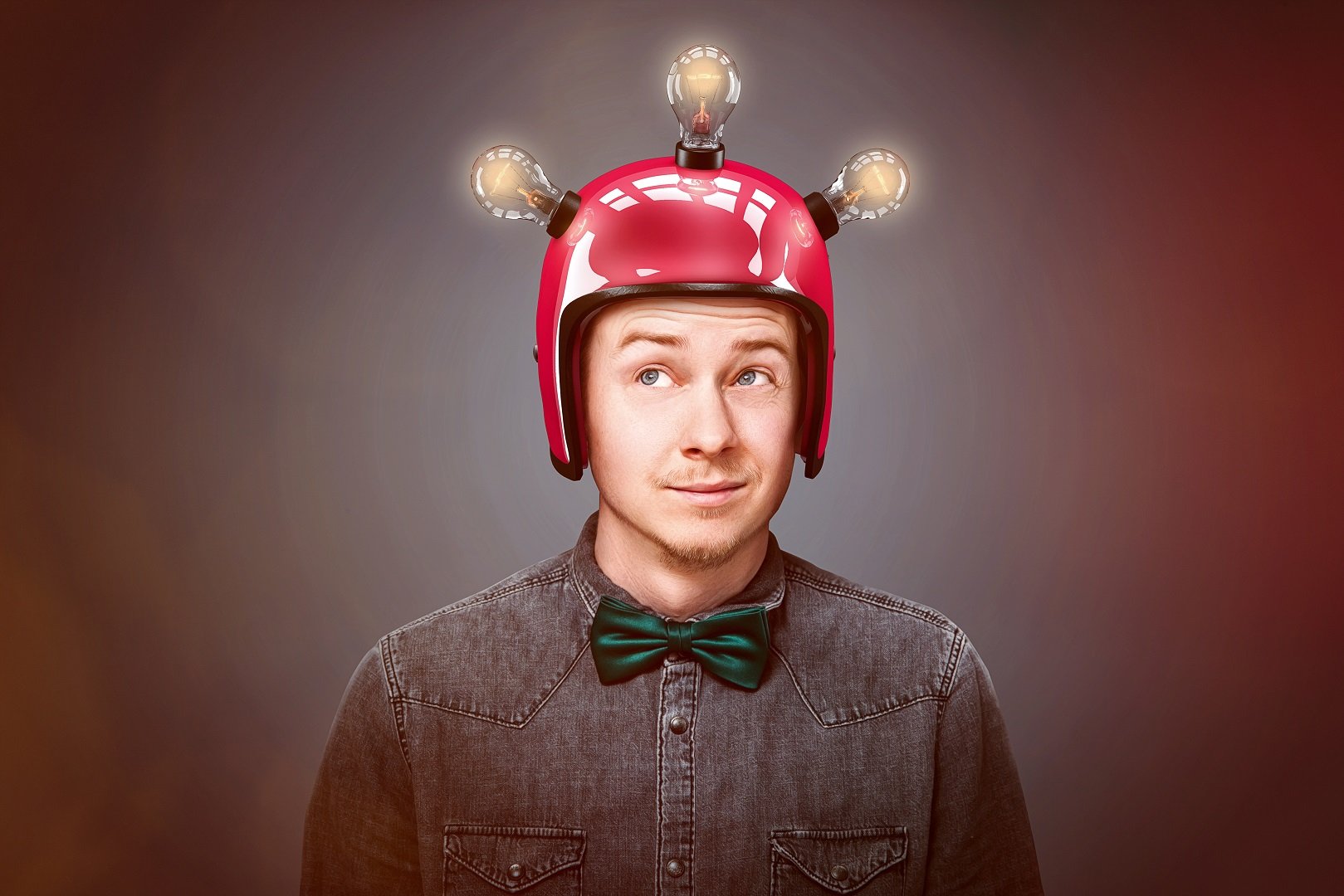 Hombre con casco telepático || Fuente: Shutterstock