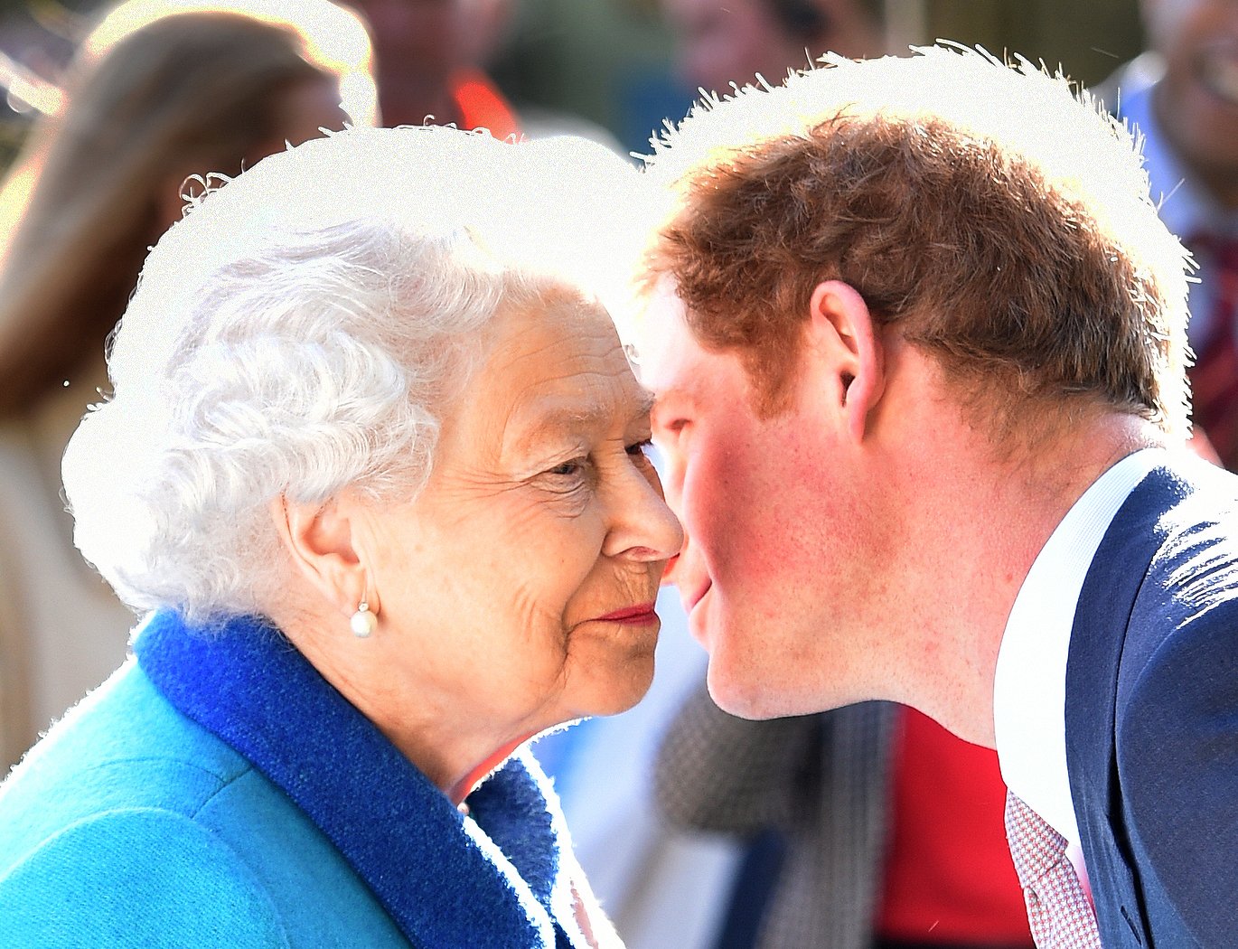 La reina Elizabeth II y el príncipe Harry en la exhibición anual de flores de Chelsea en el Royal Hospital Chelsea, el 18 de mayo de 2015 en Londres, Inglaterra. | Foto: Getty Images