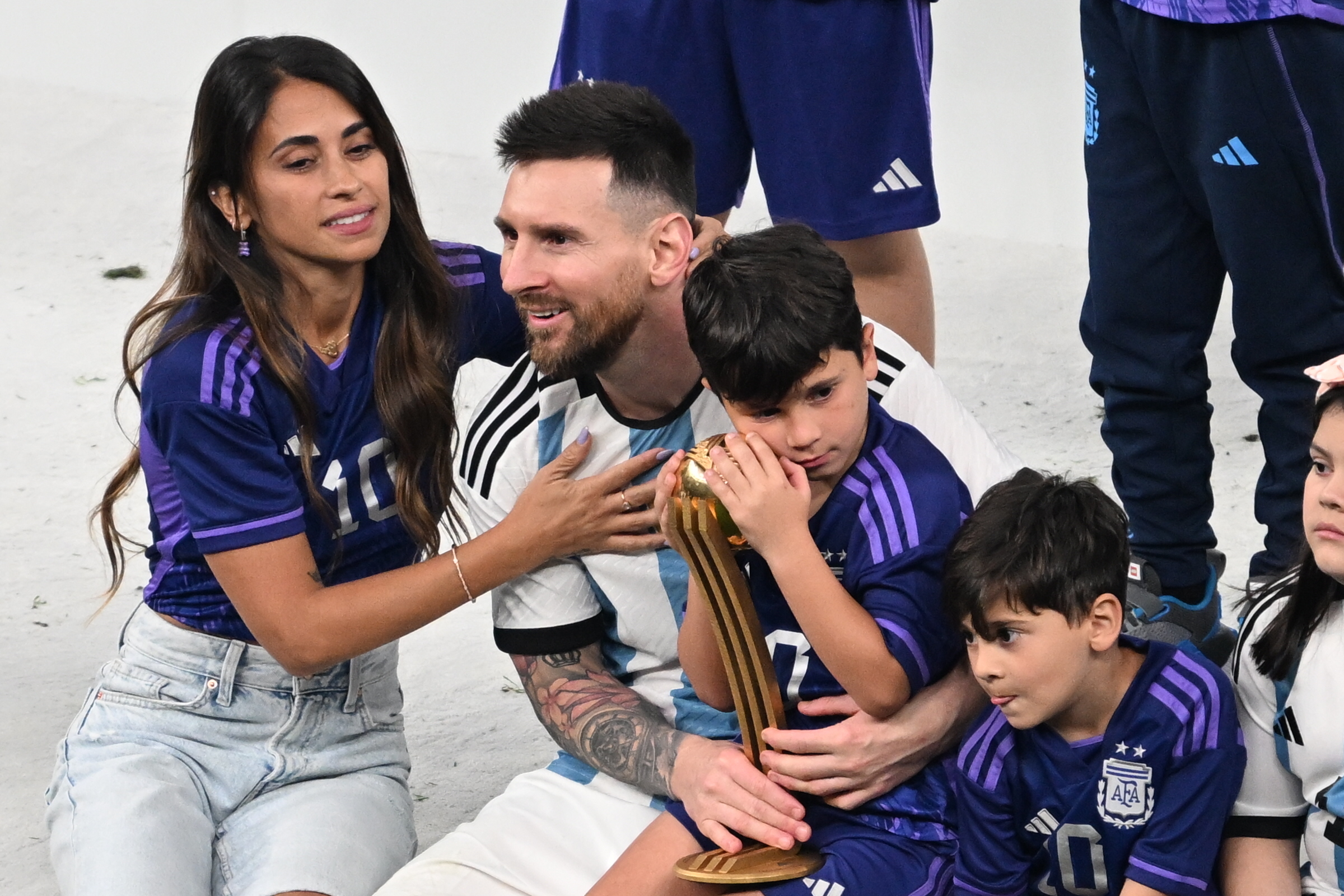 Lionel Messi celebra su victoria con su esposa Antonela Roccuzzo y sus hijos al final del partido final de la Copa Mundial de la FIFA 2022 entre Argentina y Francia en el Estadio Lusail en la ciudad de Lusail, Qatar, el 18 de diciembre de 2022. | Fuente: Getty Images