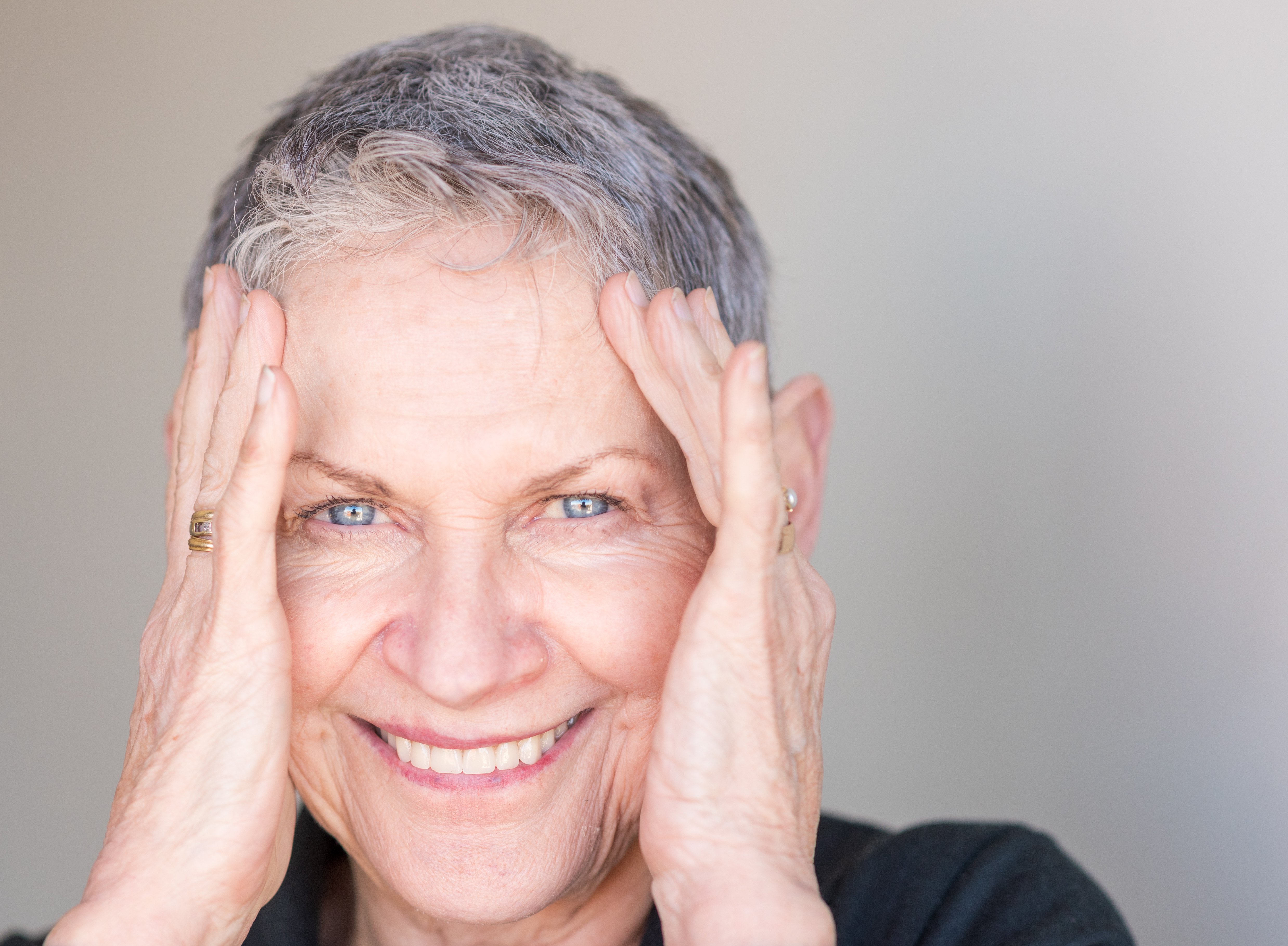 Anciana con manos en la cabeza. Fuente: Shutterstock