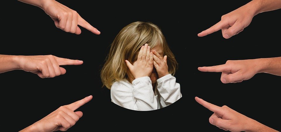 Dedos señalan a una niña. Fuente: Pixabay