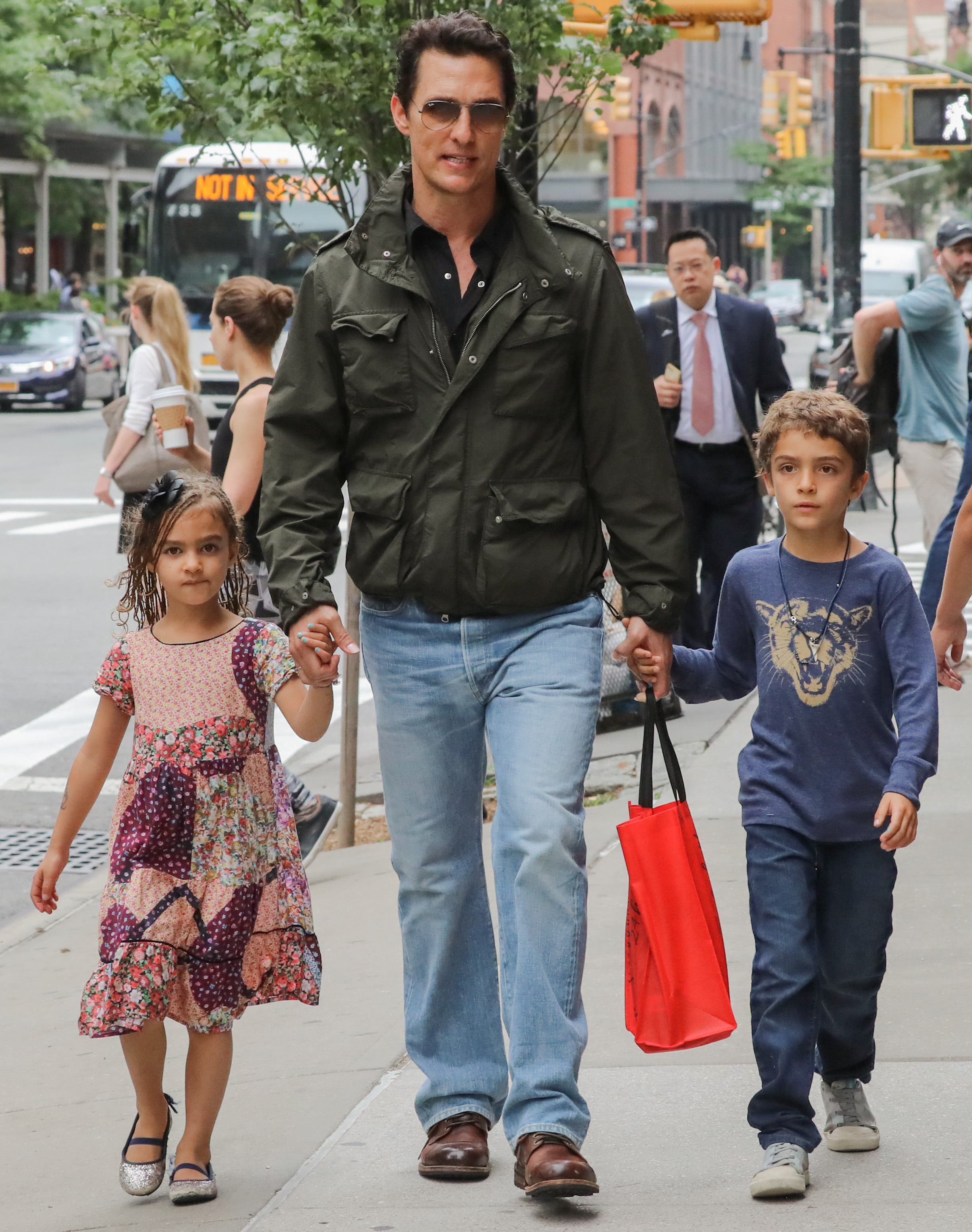 Matthew McConaughey visto con Vida y Levi el 28 de junio de 2016, en Nueva York | Fuente: Getty Images