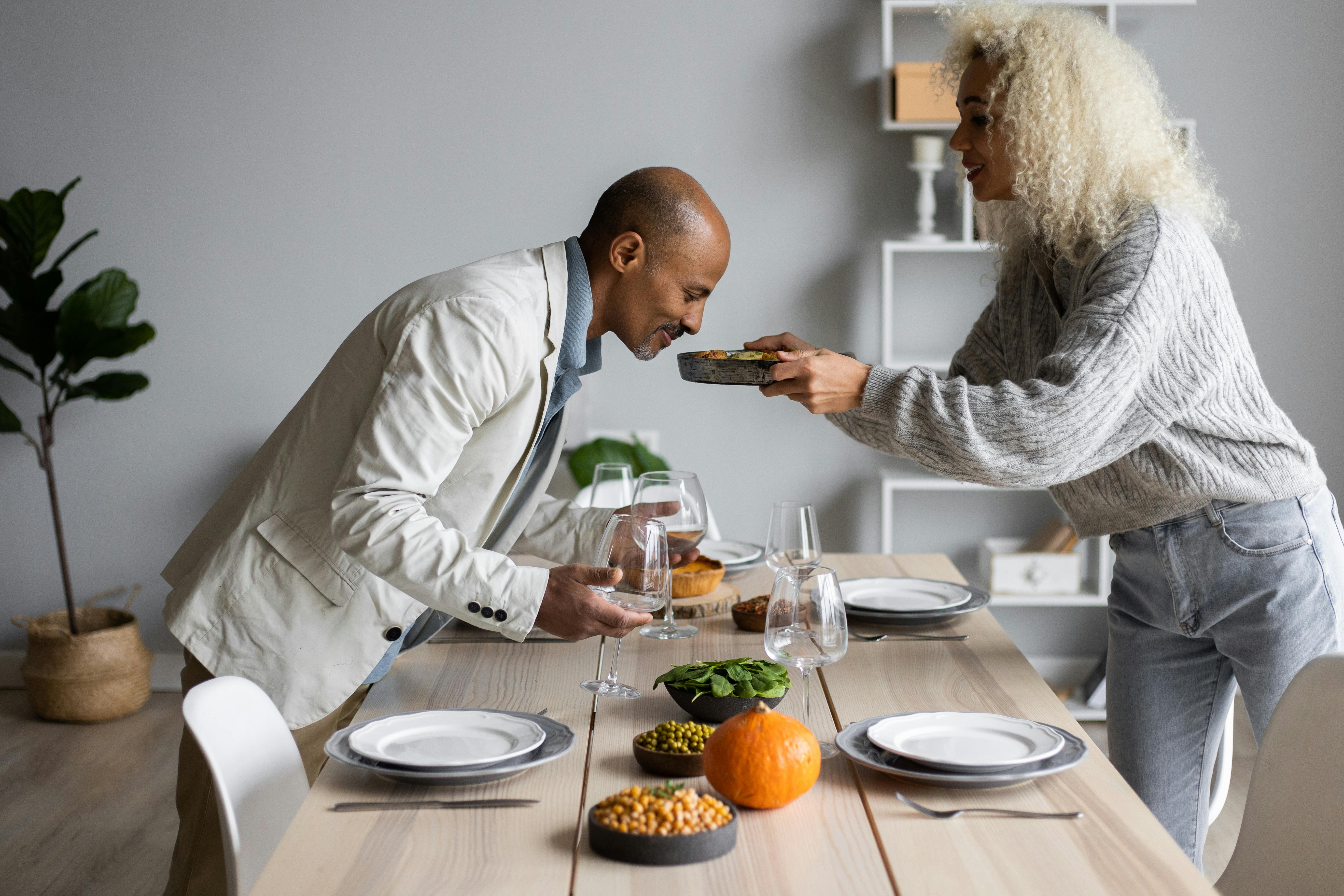 Mujer sirviendo comida a su marido | Fuente: Pexels