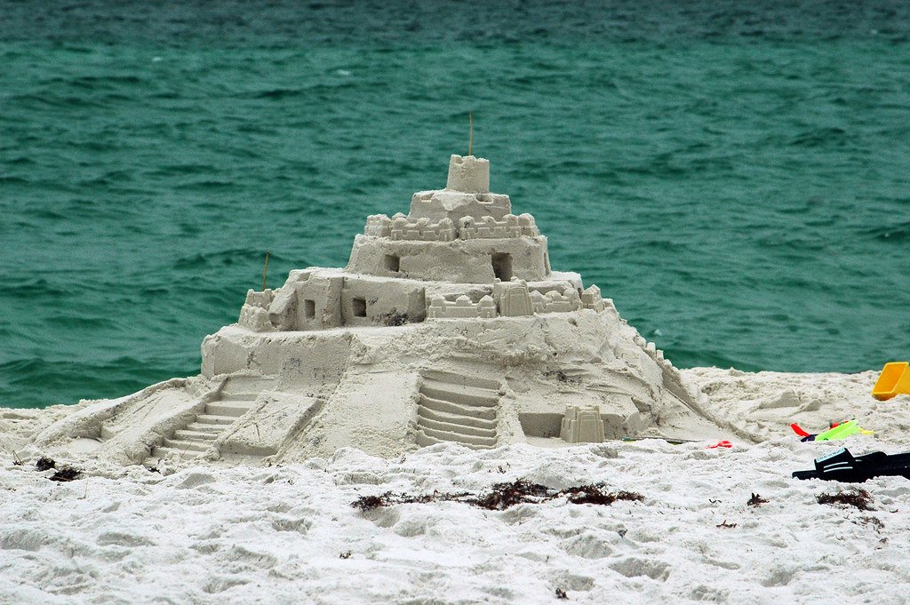 Castillo de arena en la orilla de la playa. | Imagen: Pexels