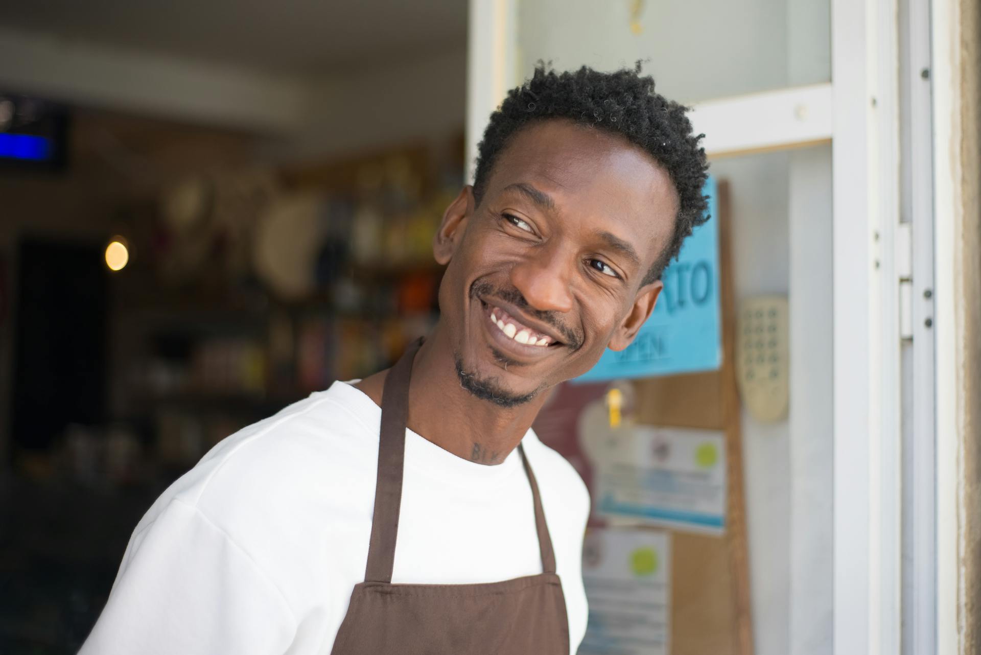 Empleado de una tienda de comestibles | Fuente: Pexels