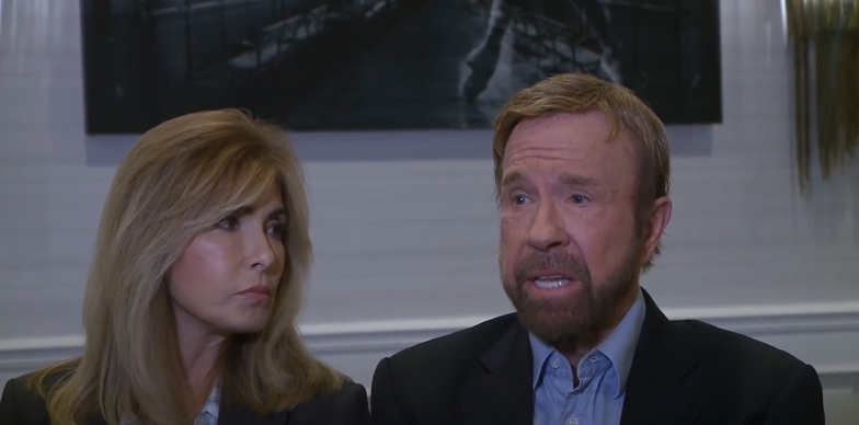 Captura de pantalla de Gena O'Kelly y Chuck Norris hablando de su pesadilla médica en un vídeo de YouTube del 2 de noviembre de 2017. | Fuente: YouTube/ KPIX | CBS NEWS BAY AREA