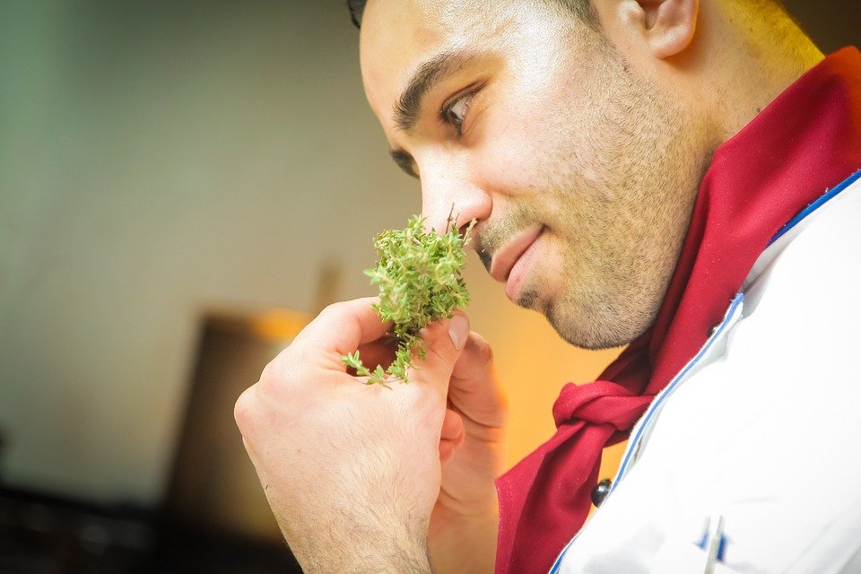 Chef olfateando comida. | Imagen: Pixabay