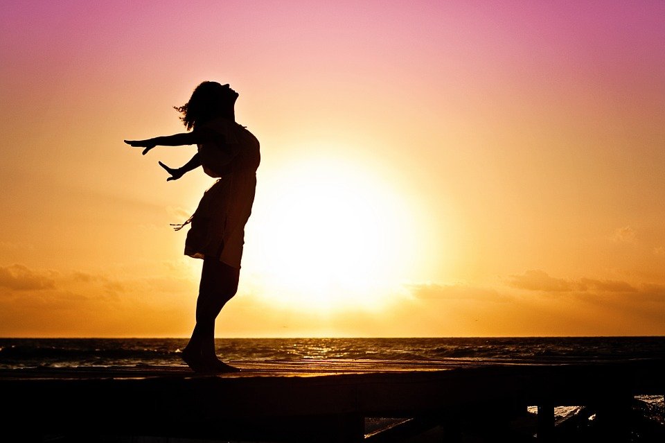 Mujer frente al amanecer.| Imagen: Pixabay