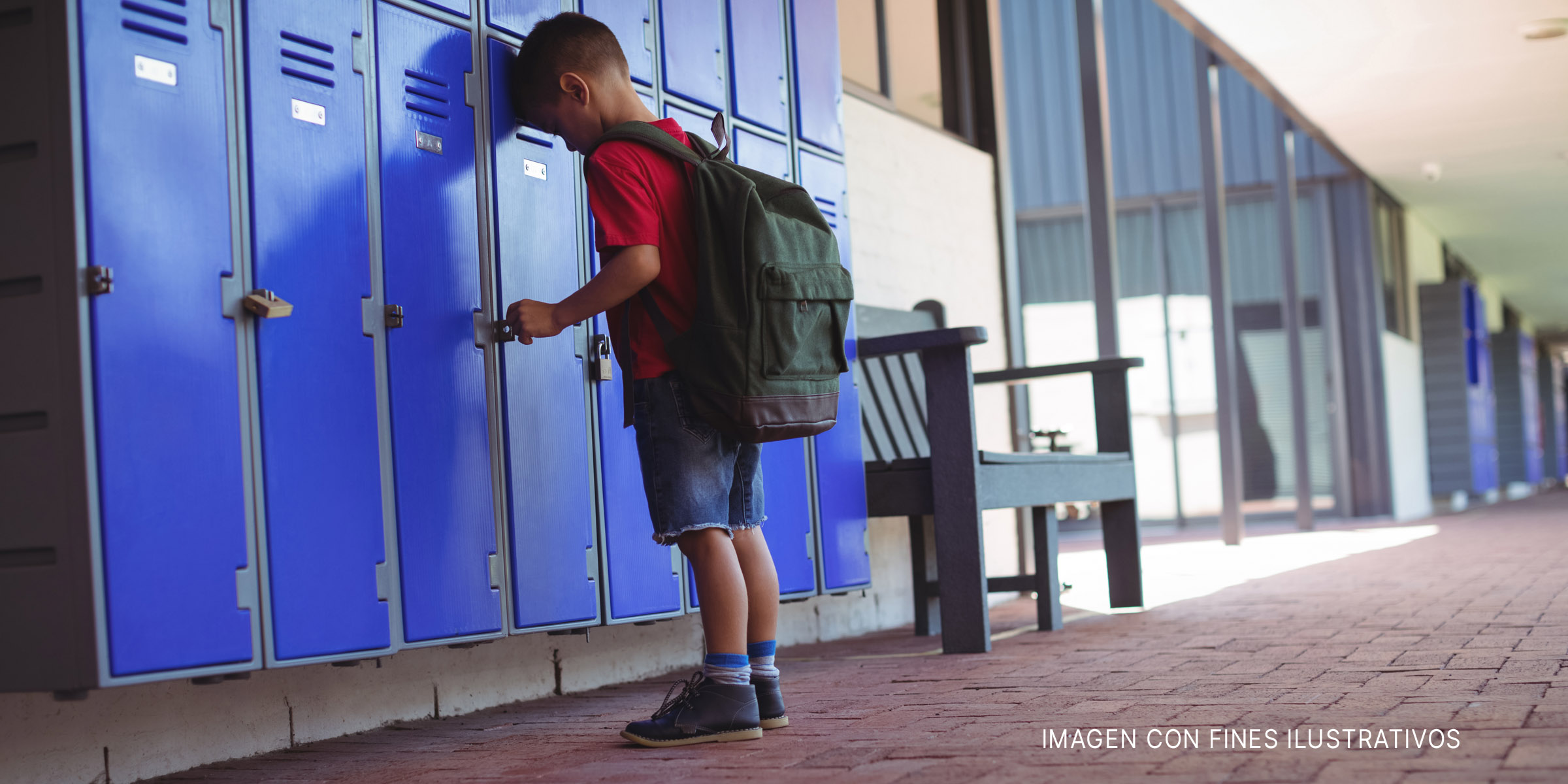 Niño junto a los casilleros del colegio. | Foto: Shutterstock