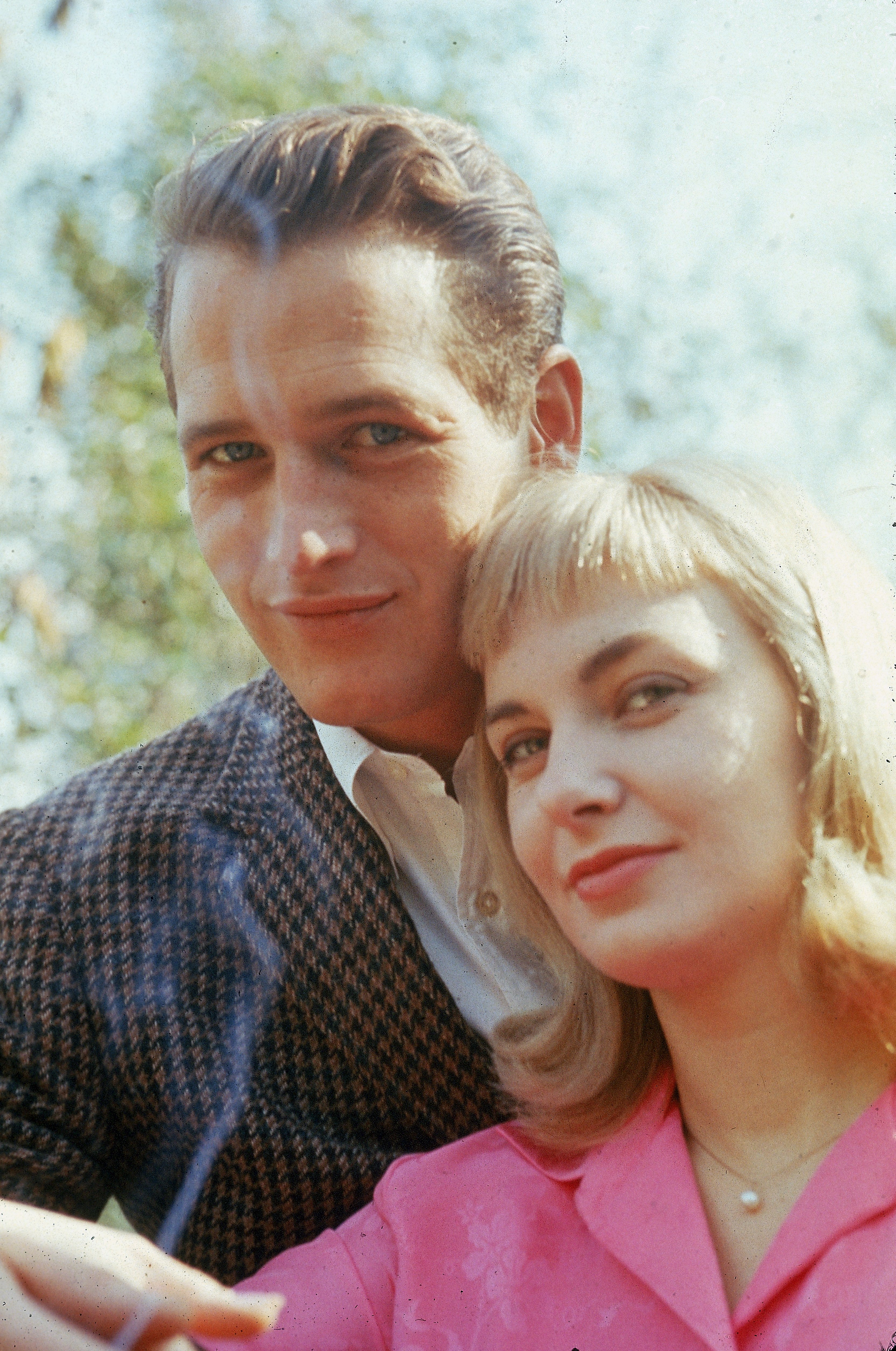 Paul Newman y Joanne Woodward fotografiados al aire libre en 1962 | Fuente: Getty Images