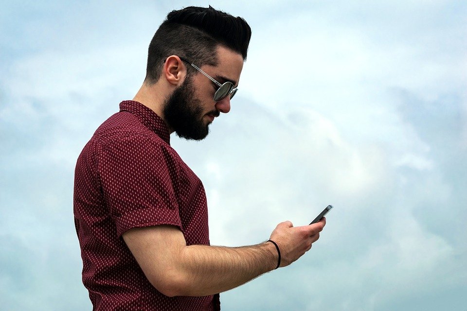 Hombre usando teléfono celular. | Imagen: Pixabay