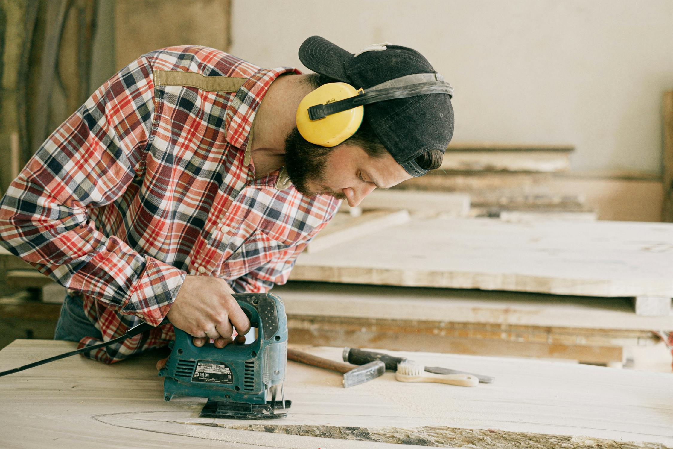 Un hombre trabajando en una construcción | Fuente: Pexels