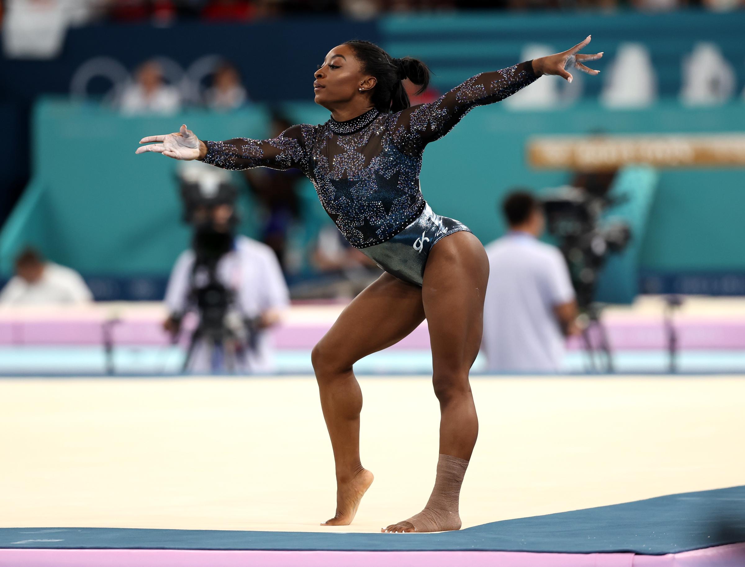 Simone Biles durante la clasificación femenina de gimnasia artística en París, Francia, el 28 de julio de 2024 | Fuente: Getty Images