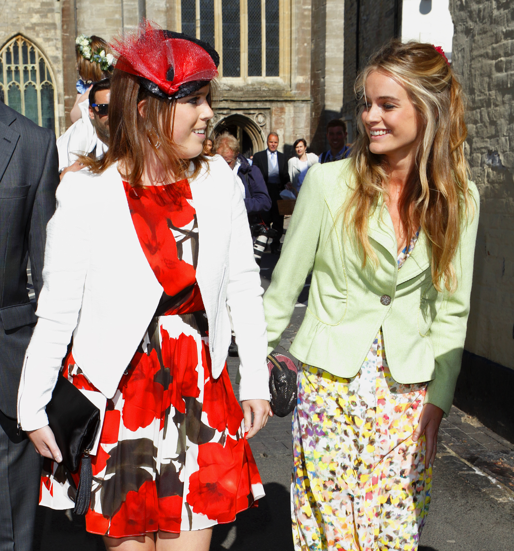 La princesa Eugenie y Cressida Bonas asisten a la boda de Lady Natasha Rufus Isaacs y Rupert Finch en la iglesia de San Juan Bautista el 8 de junio de 2013 en Cirencester, Inglaterra. | Fuente: Getty Images