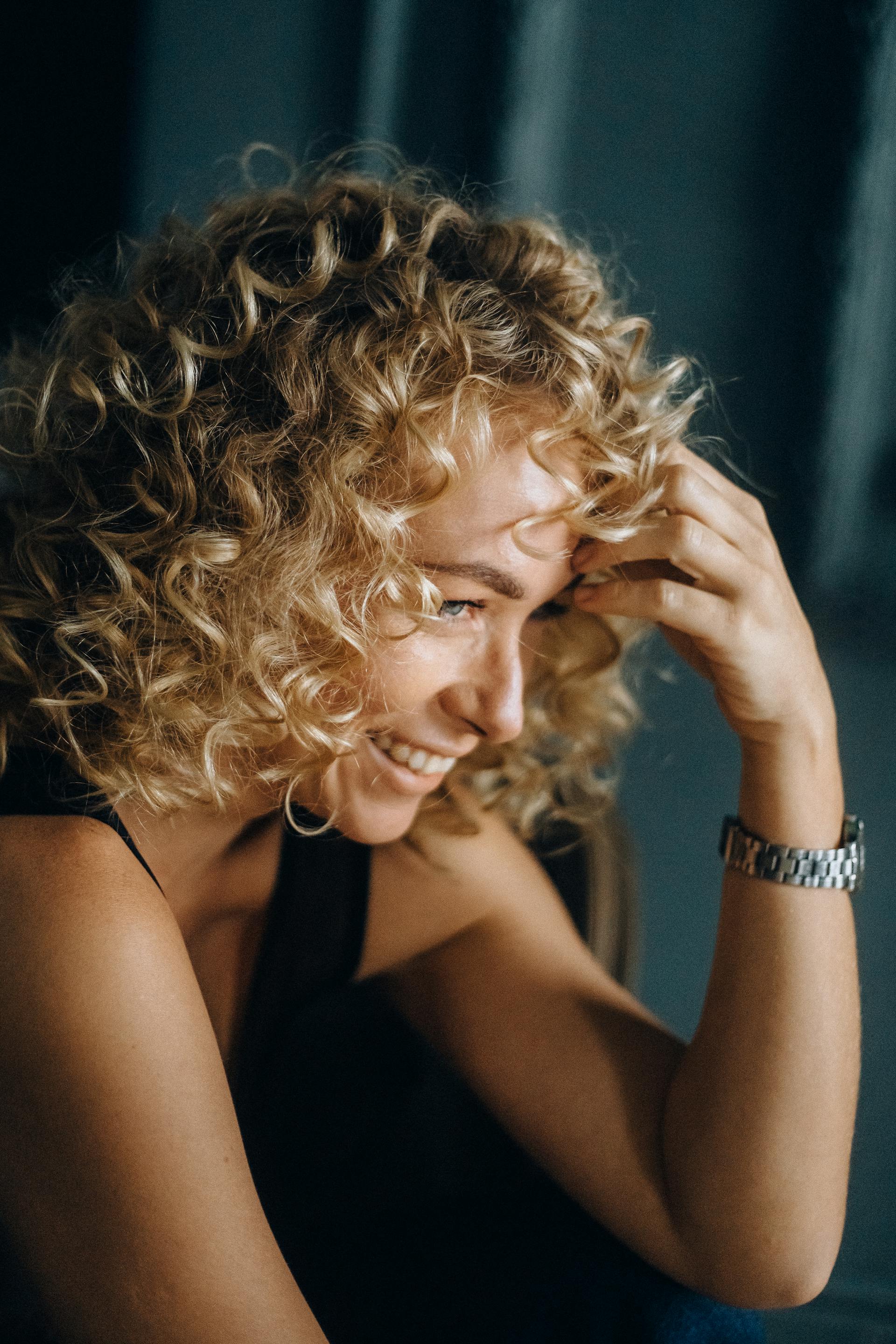 Una mujer sonriente | Fuente: Pexels
