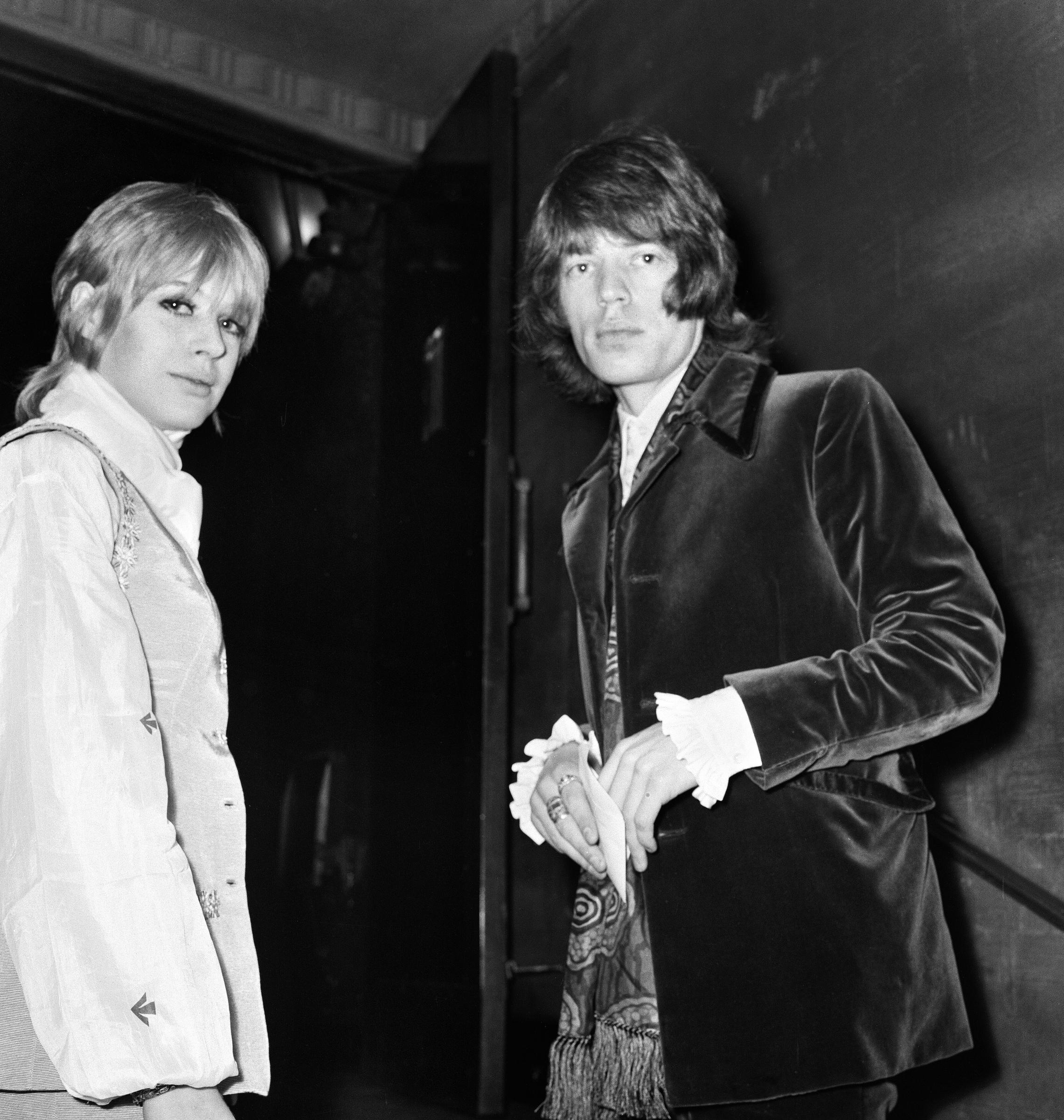 Marianne Faithfull y Mick Jagger asisten al estreno de "2001 A Space Odyssey", en 1968 | Fuente: Getty Images