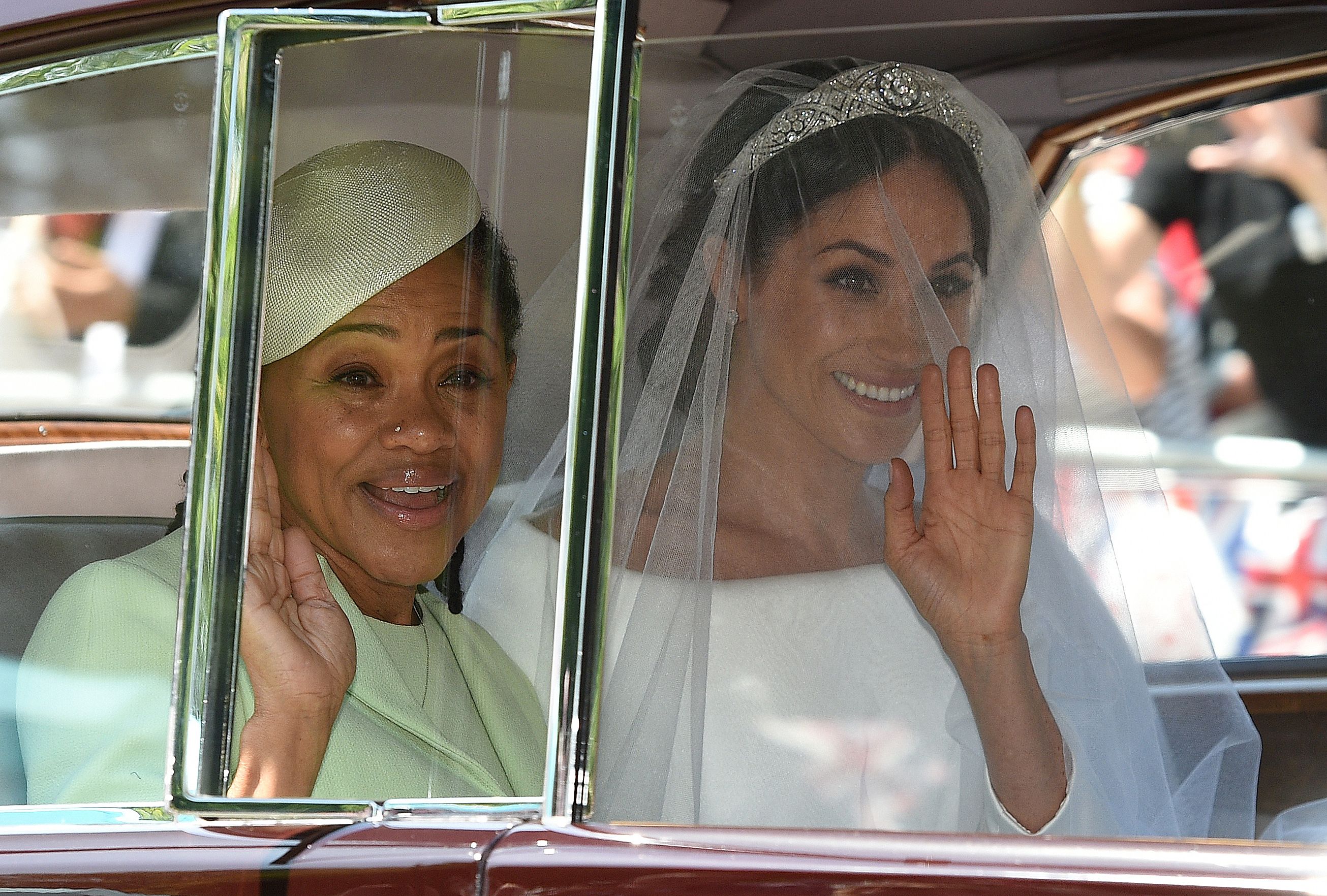 Meghan Markle y su madre, Doria Ragland, llegan para la ceremonia de su boda en la capilla de St. George, en el castillo de Windsor, el 19 de mayo de 2018. | Foto: Getty Images