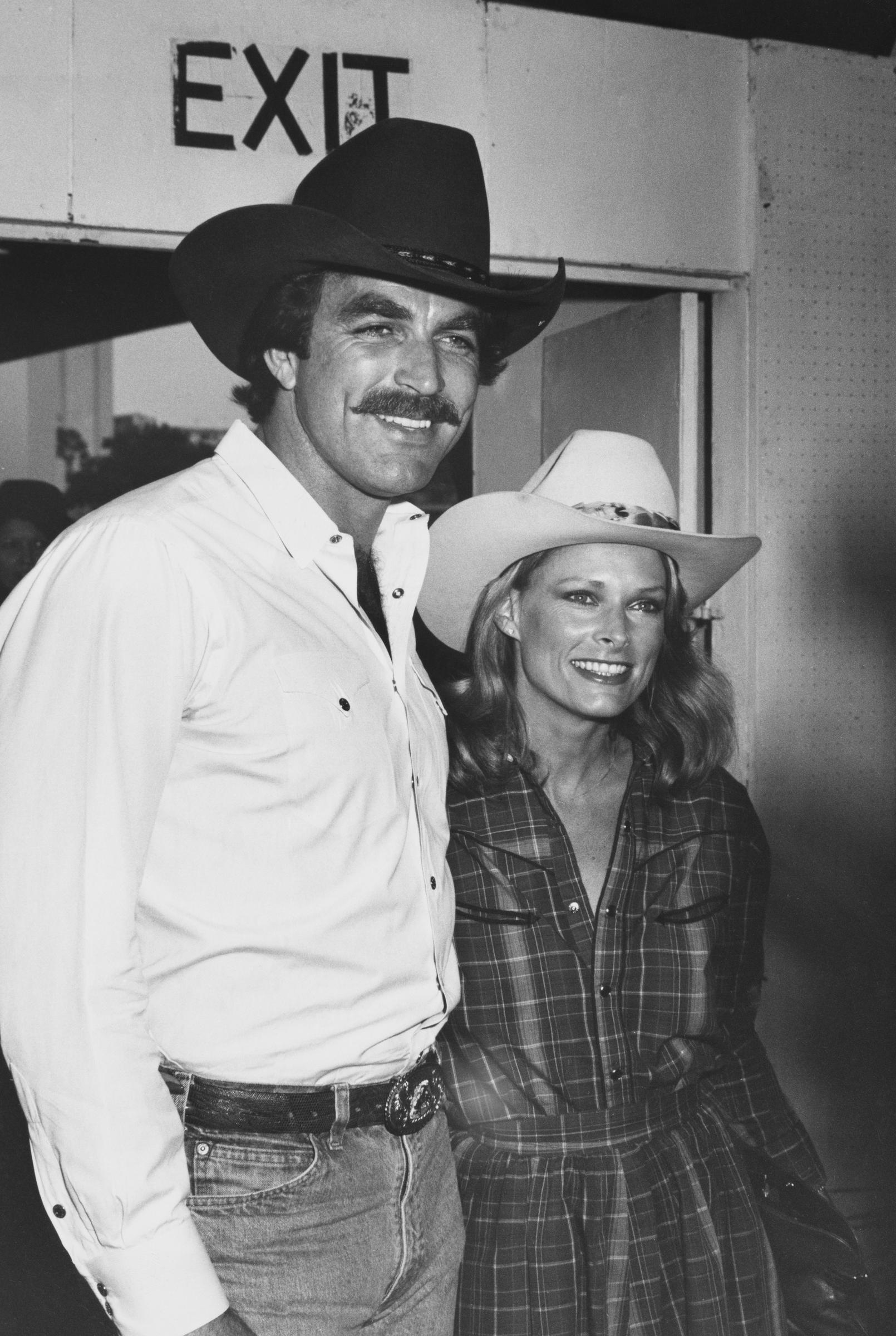 Tom Selleck y Jacqueline Ray asisten a la 27ª fiesta benéfica anual SHARE Boomtown el 1 de mayo de 1980, en Los Ángeles, California. | Fuente: Getty Images