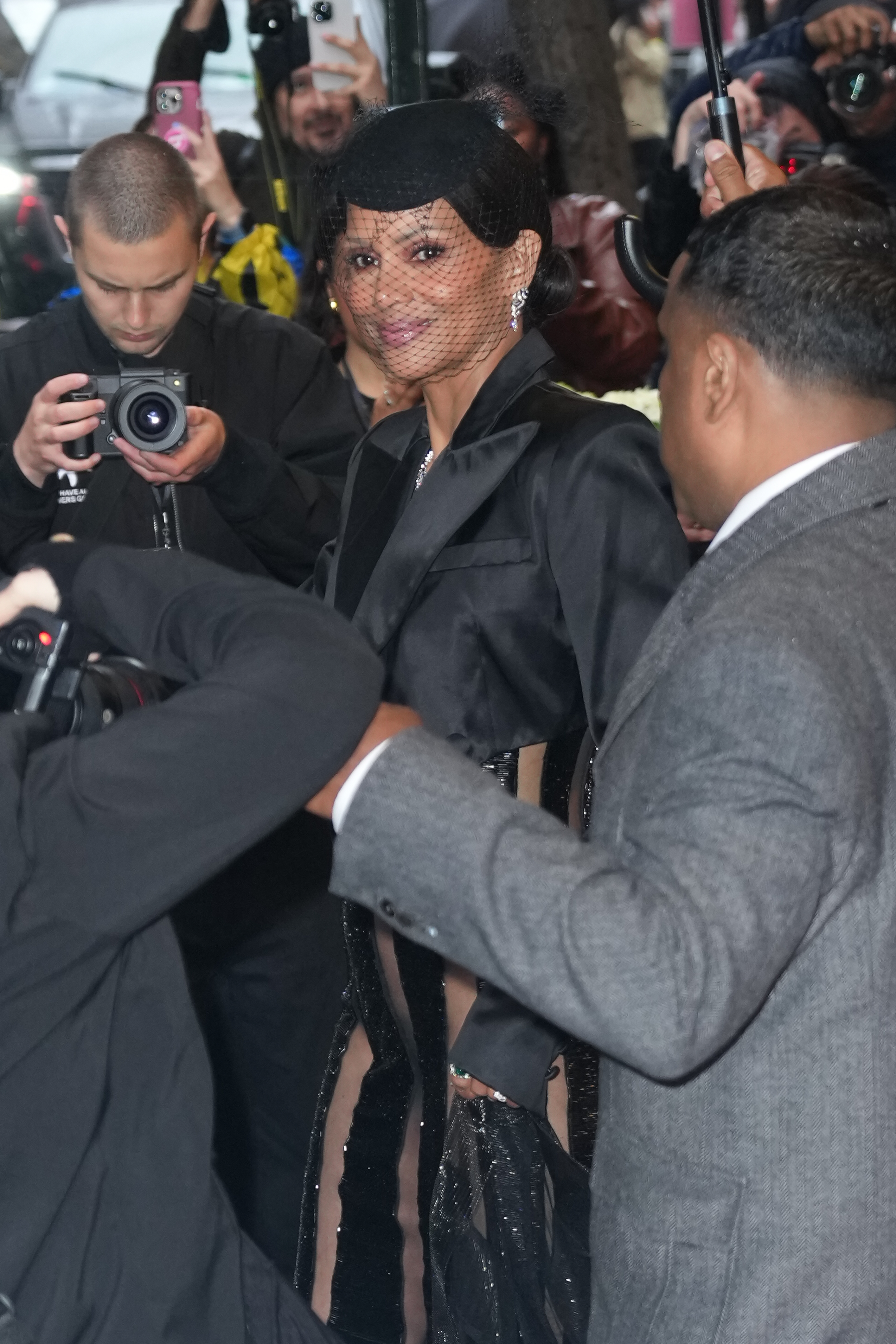 Halle Berry sale del Hotel Carlyle antes de la Met Gala: "Superfine: Tailoring Black Style", en el Museo Metropolitano de Arte el 5 de mayo de 2025, en la ciudad de Nueva York | Fuente: Getty Images.