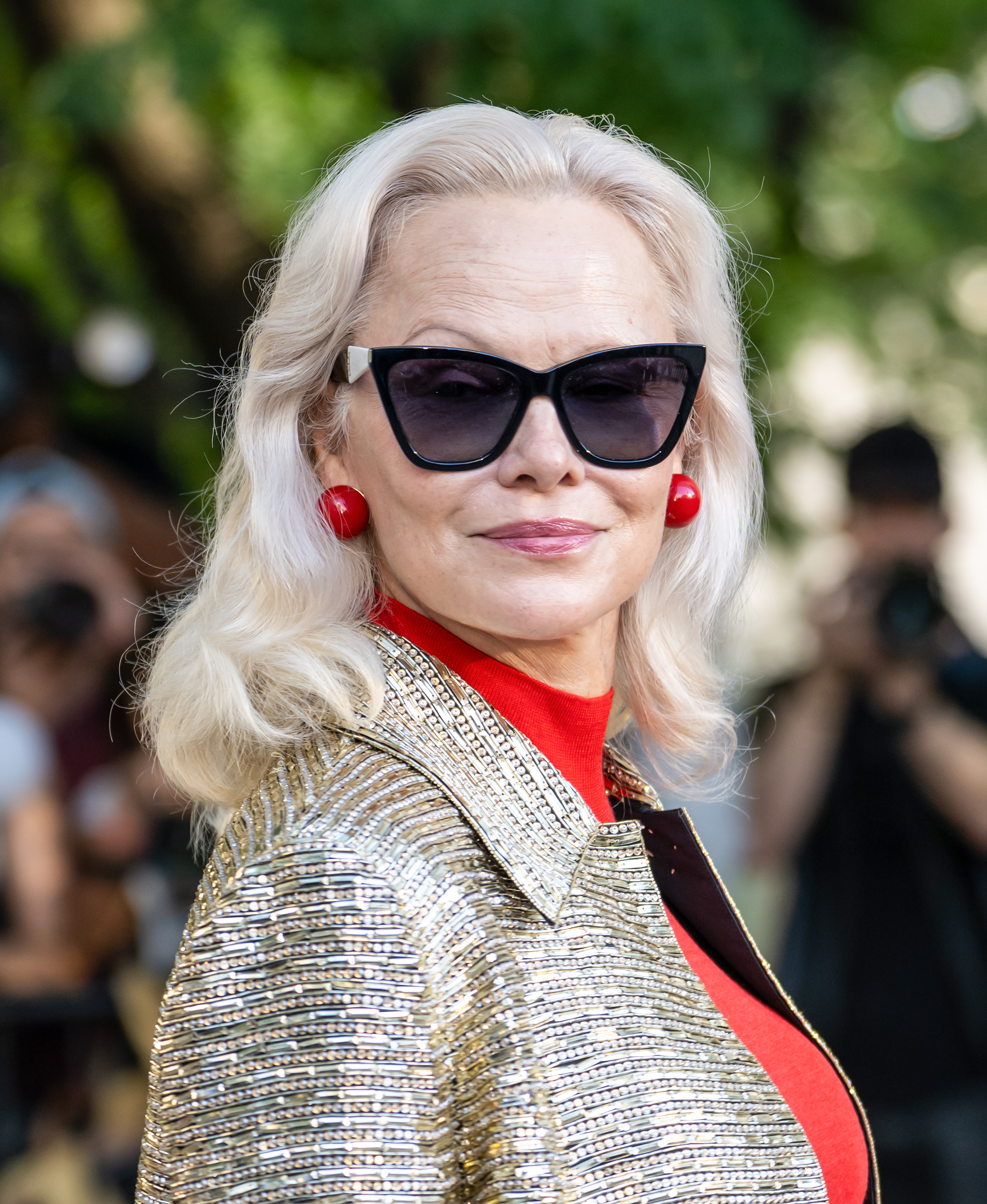Pamela Anderson sigue luciendo su característico rubio platino, combinándolo con un look de belleza más natural tras dejar atrás el maquillaje recargado que la caracterizó en su época de «Los vigilantes de la playa». | Fuente: Getty Images