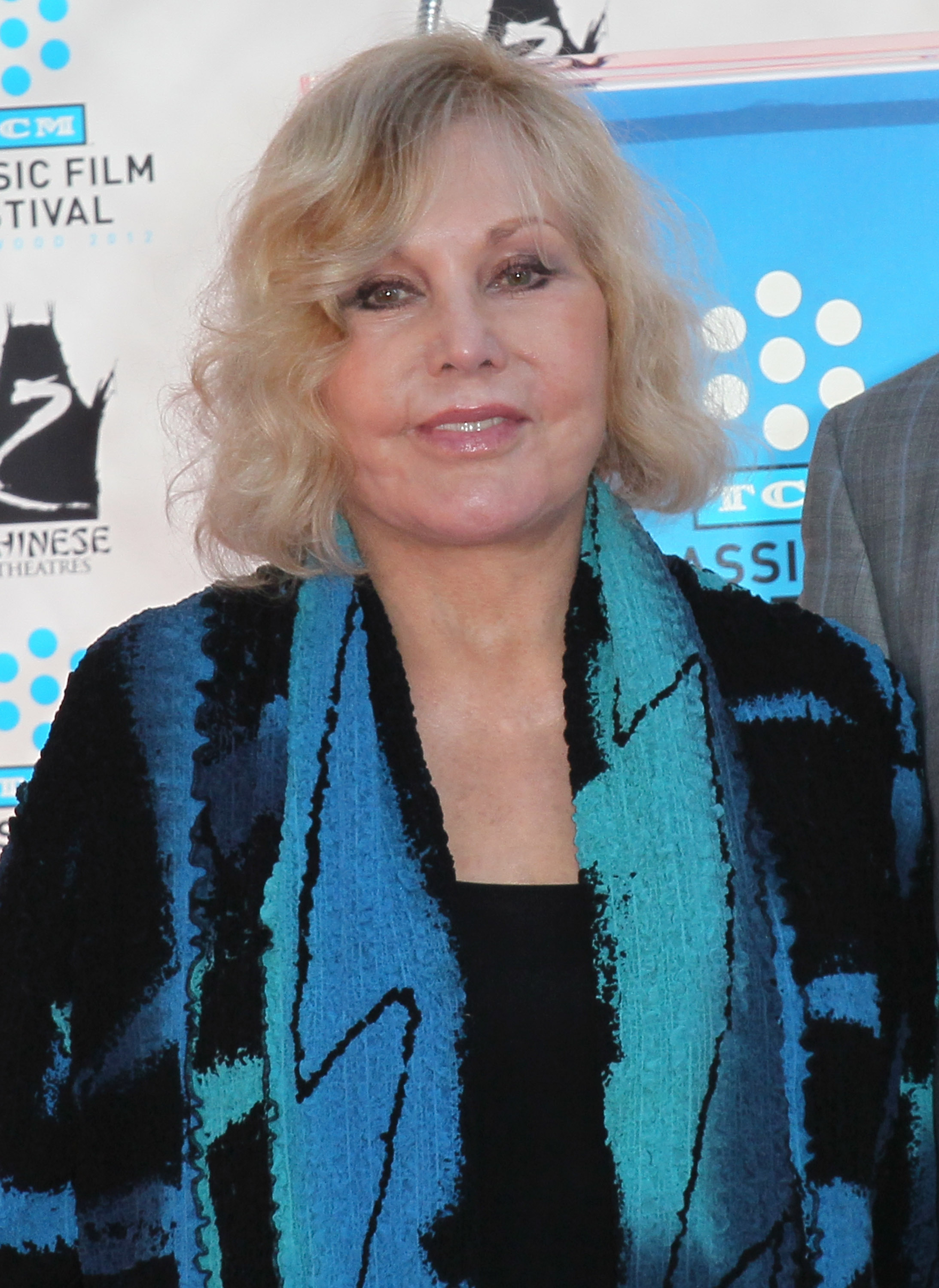 Kim Novak es inmortalizada con una ceremonia de la mano y la huella del pie como parte del Festival de Cine Clásico TCM 2012 en el Teatro Chino de Grauman en Hollywood, California, el 14 de abril de 2012. | Fuente: Getty Images