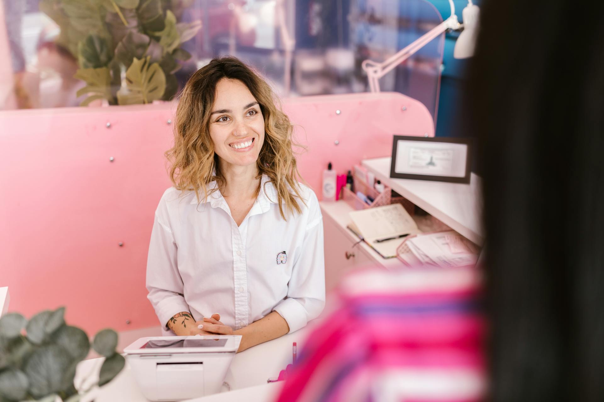 Una recepcionista sonriente en un balneario | Fuente: Pexels