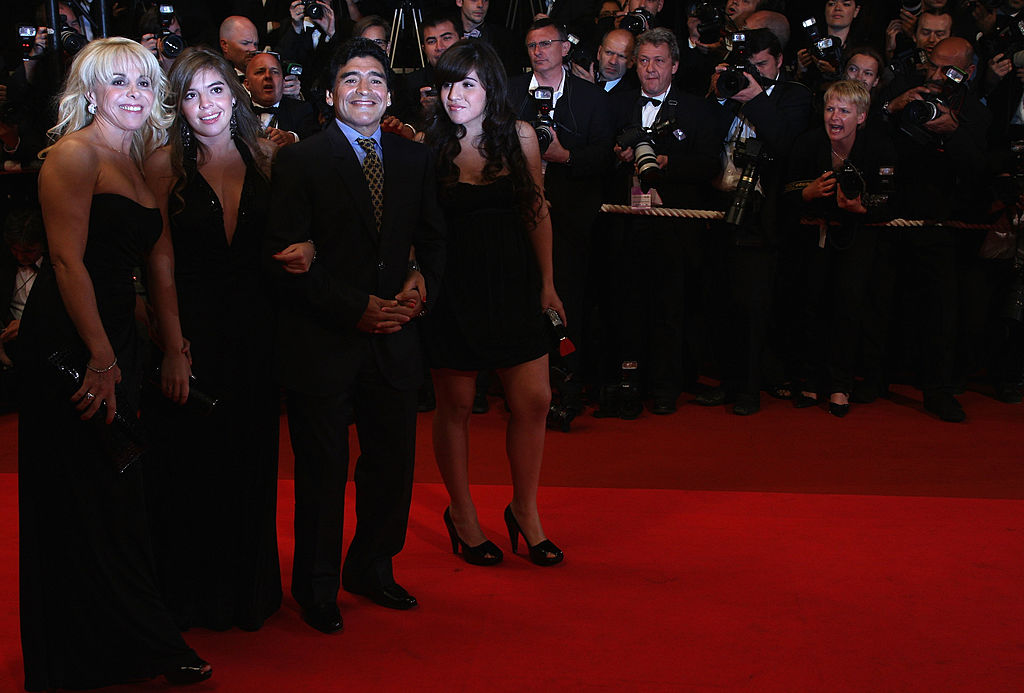 Diego Armando Maradona, junto a su exesposa Claudia Villafañe y sus hijas Dalma Nerea y Giannina Dinorah, asiste al estreno de la película "Maradona" en el Palais des Festivals durante la 61ª edición del Festival Internacional de Cine de Cannes, el 20 de mayo de 2008 en Cannes, Francia. | Fuente: Getty Images