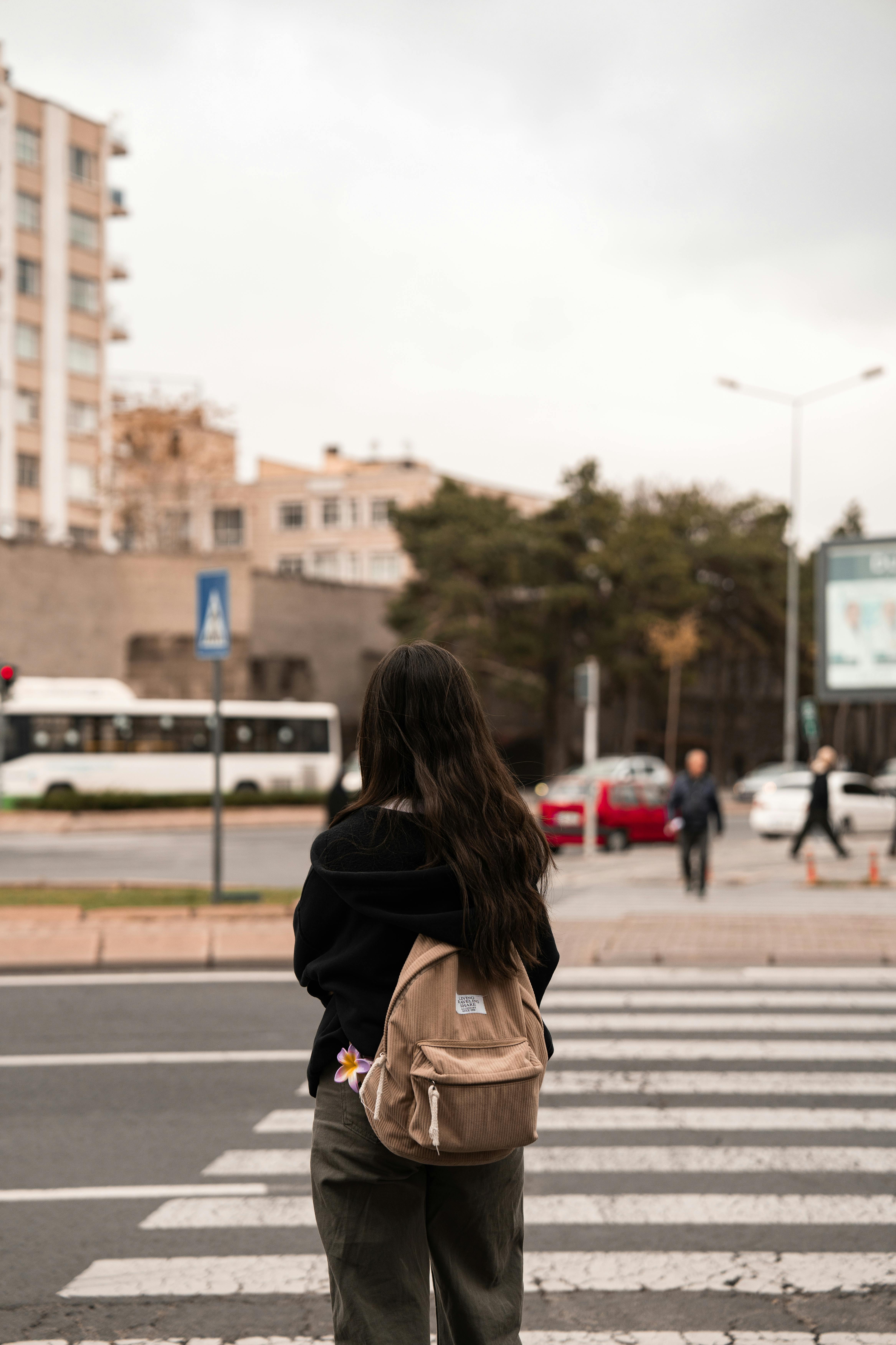 Una mujer de pie en la calle | Fuente: Pexels