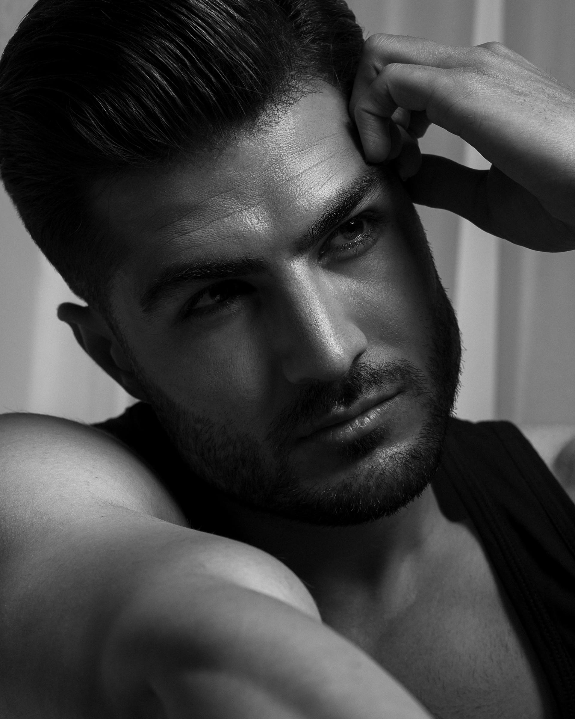 Un uomo severo | Fonte: Pexels