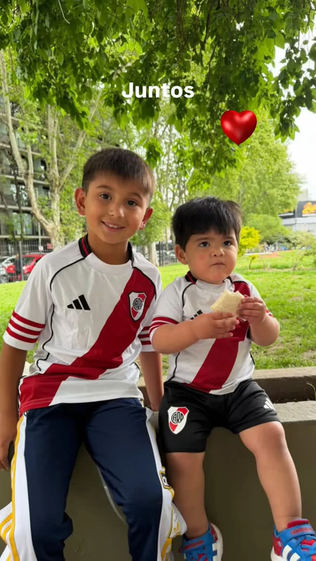 Los hijos de Morena Rial fueron fotografiados durante el reencuentro con su madre en el día del cumpleaños del pequeño Amadeo | Fuente: Instagram Stories/jrial