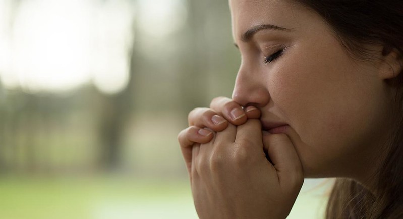 Una mujer emocional con los ojos cerrados. | Foto: Flickr