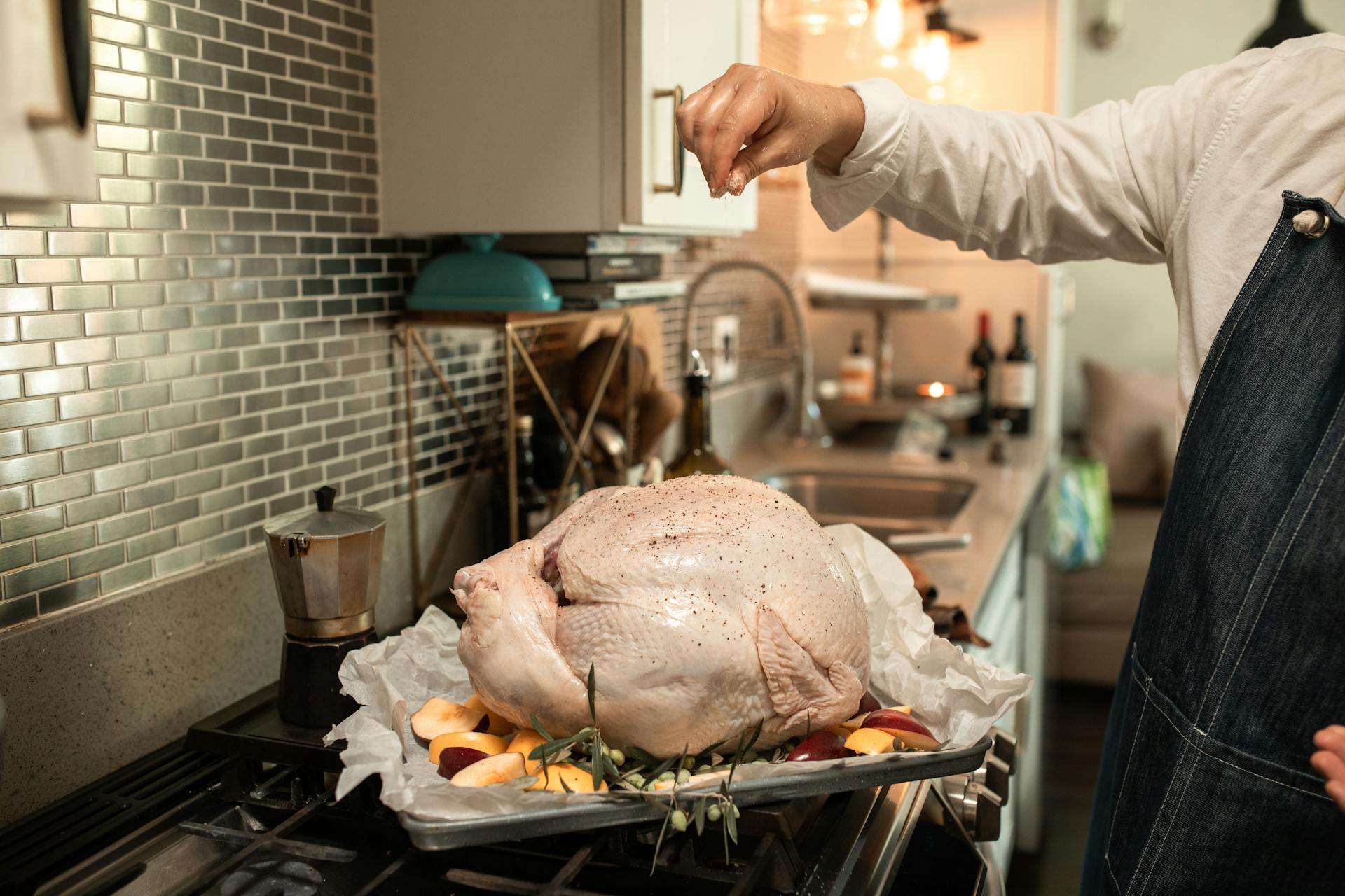 Una persona preparando un pavo | Fuente: Pexels