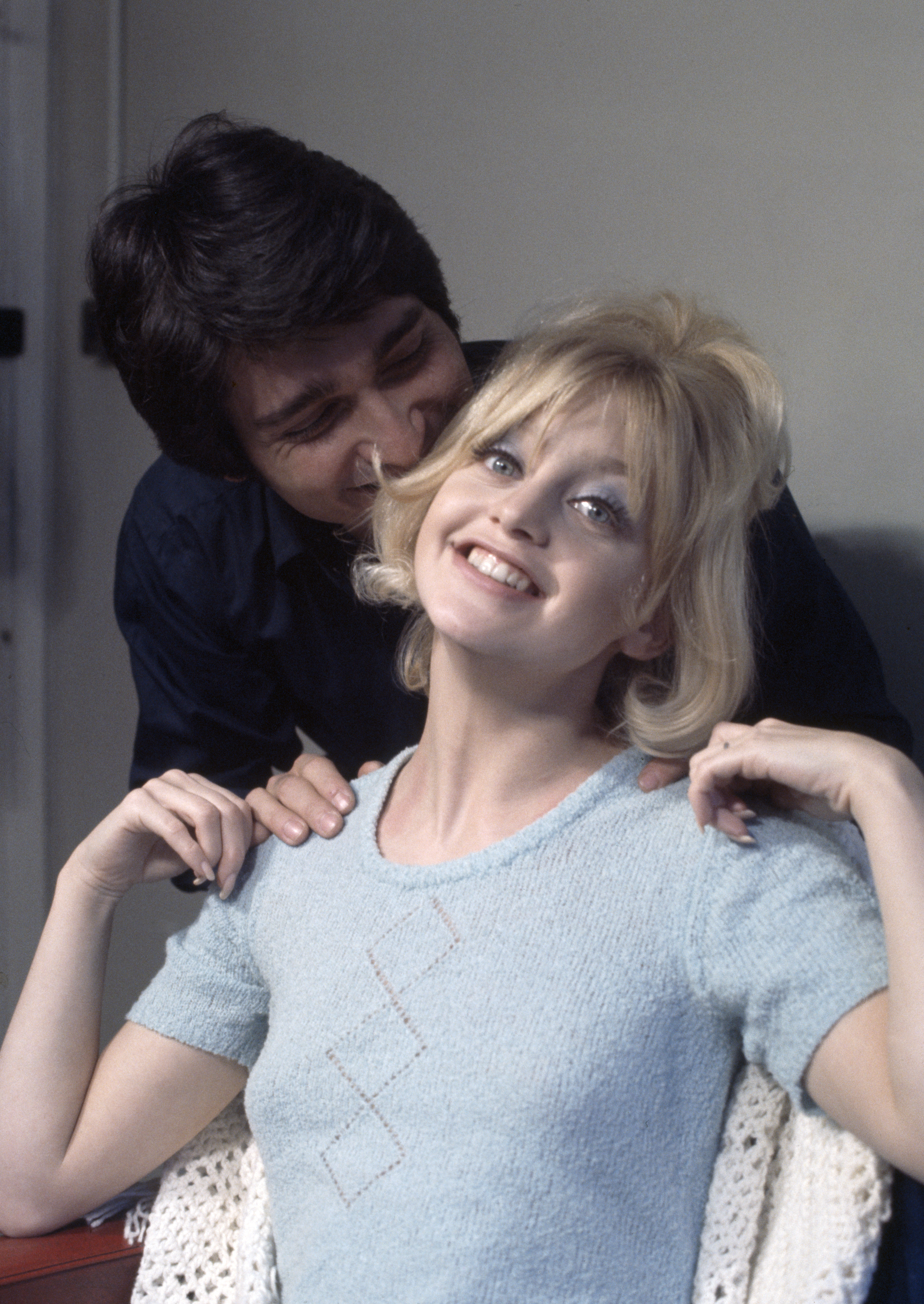 Gus Trikonis y Goldie Hawn en el plató de "There's a Girl in my Soup" en Londres, 1970 | Fuente: Getty Images