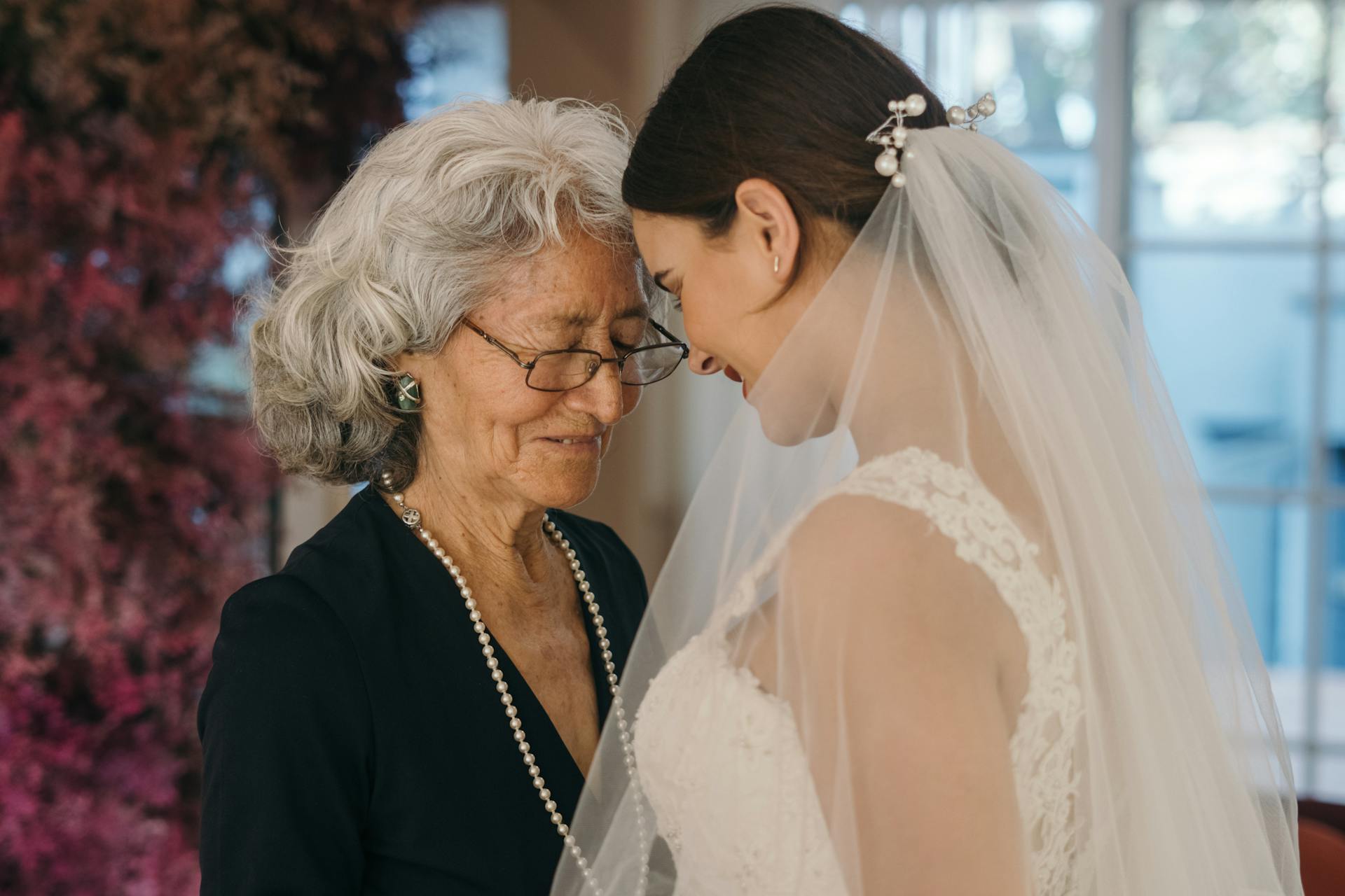 Una joven vestida de novia compartiendo un emotivo momento con su madre | Fuente: Pexels