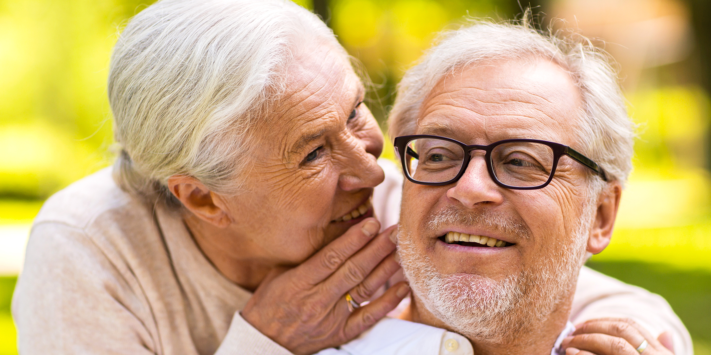Una anciana susurrando a su marido | Fuente: Shutterstock