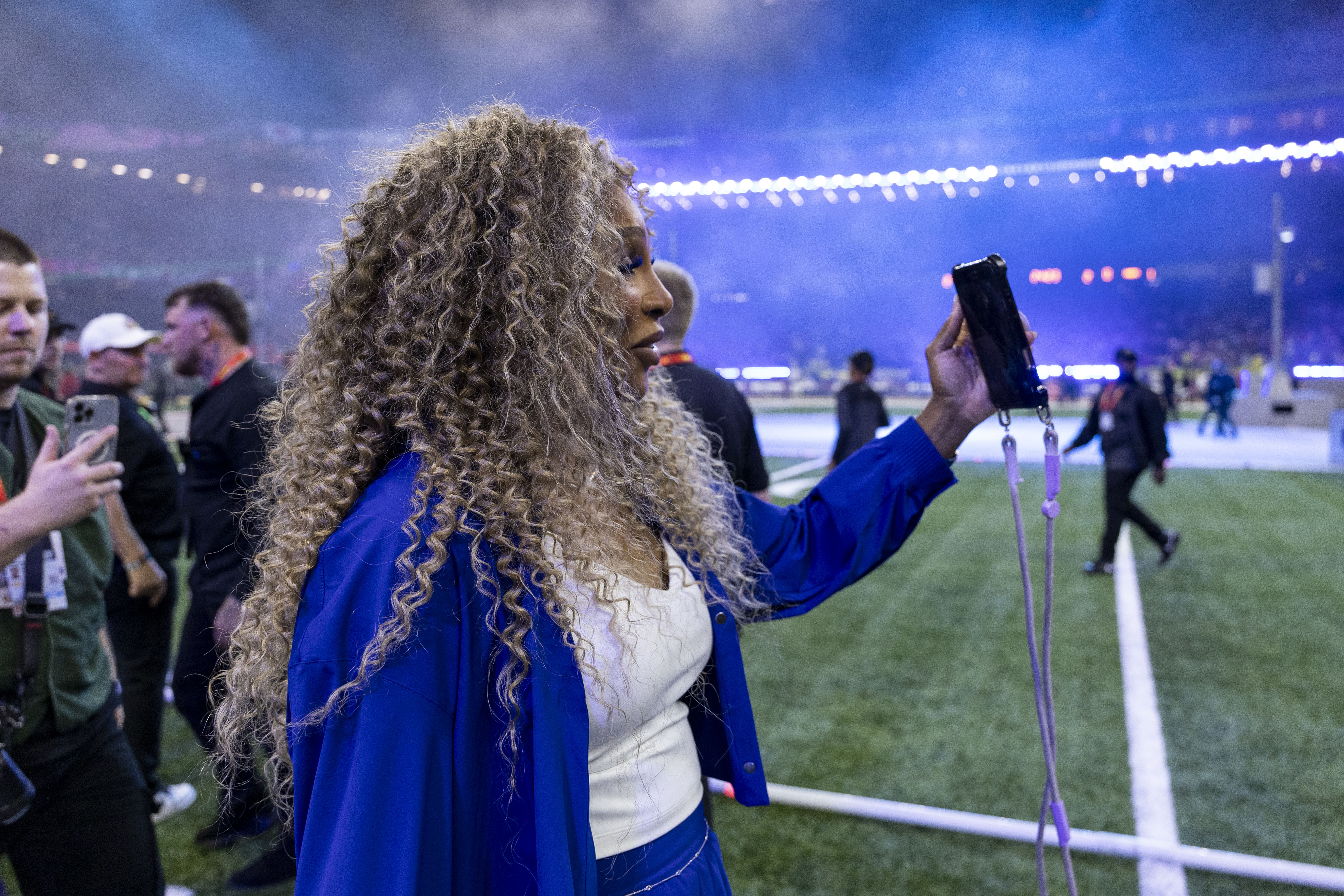 Serena Williams sale al campo para el Apple Music Super Bowl LIX Halftime Show en el Caesars Superdome el 9 de febrero de 2025 | Fuente: Getty Images