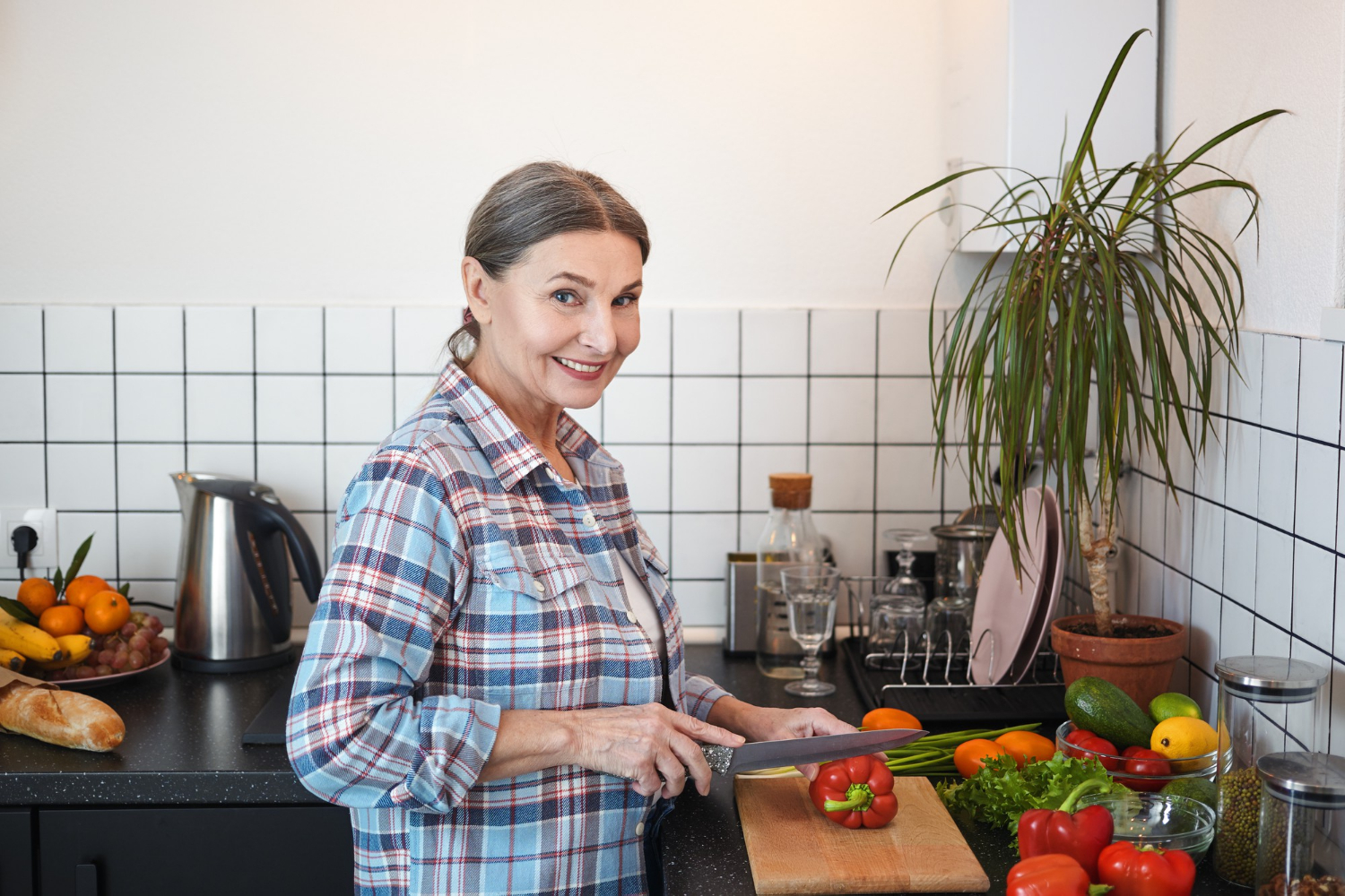 Una mujer sonriendo encantada | Fuente: Freepik