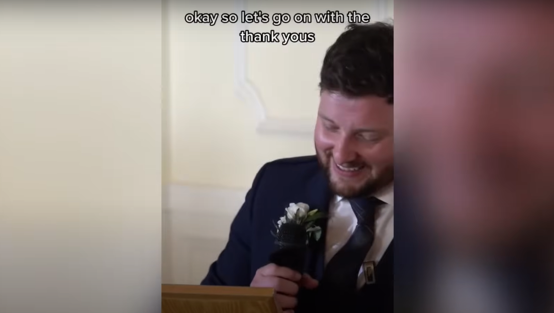 Ian Young sonriendo durante su discurso de boda | Fuente: YouTube / Daily Record