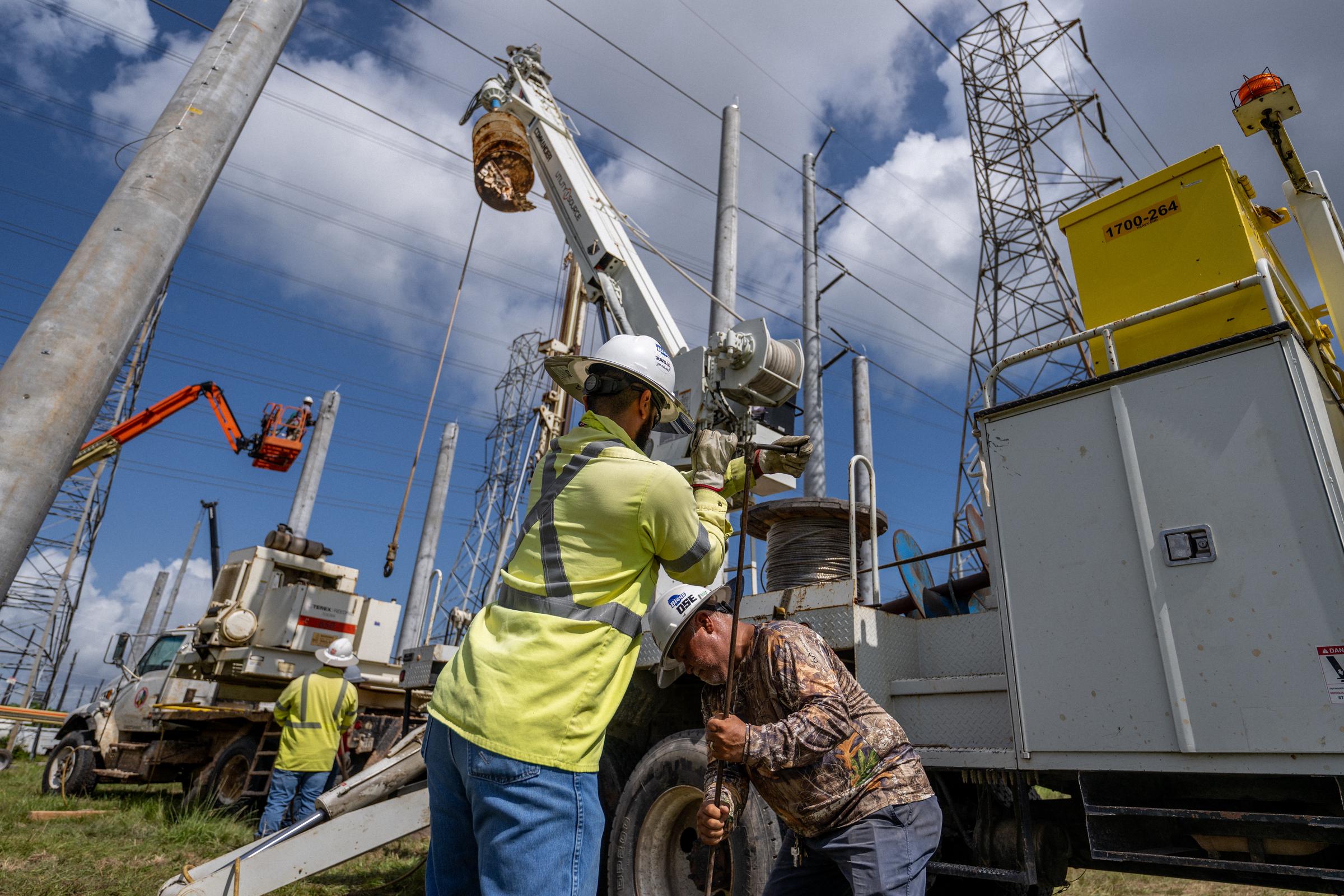 Técnicos de servicio trabajando en la instalación de torres de transmisión en la central eléctrica de CenterPoint Energy en Houston, Texas, el 10 de junio de 2022 | Fuente: Getty Images