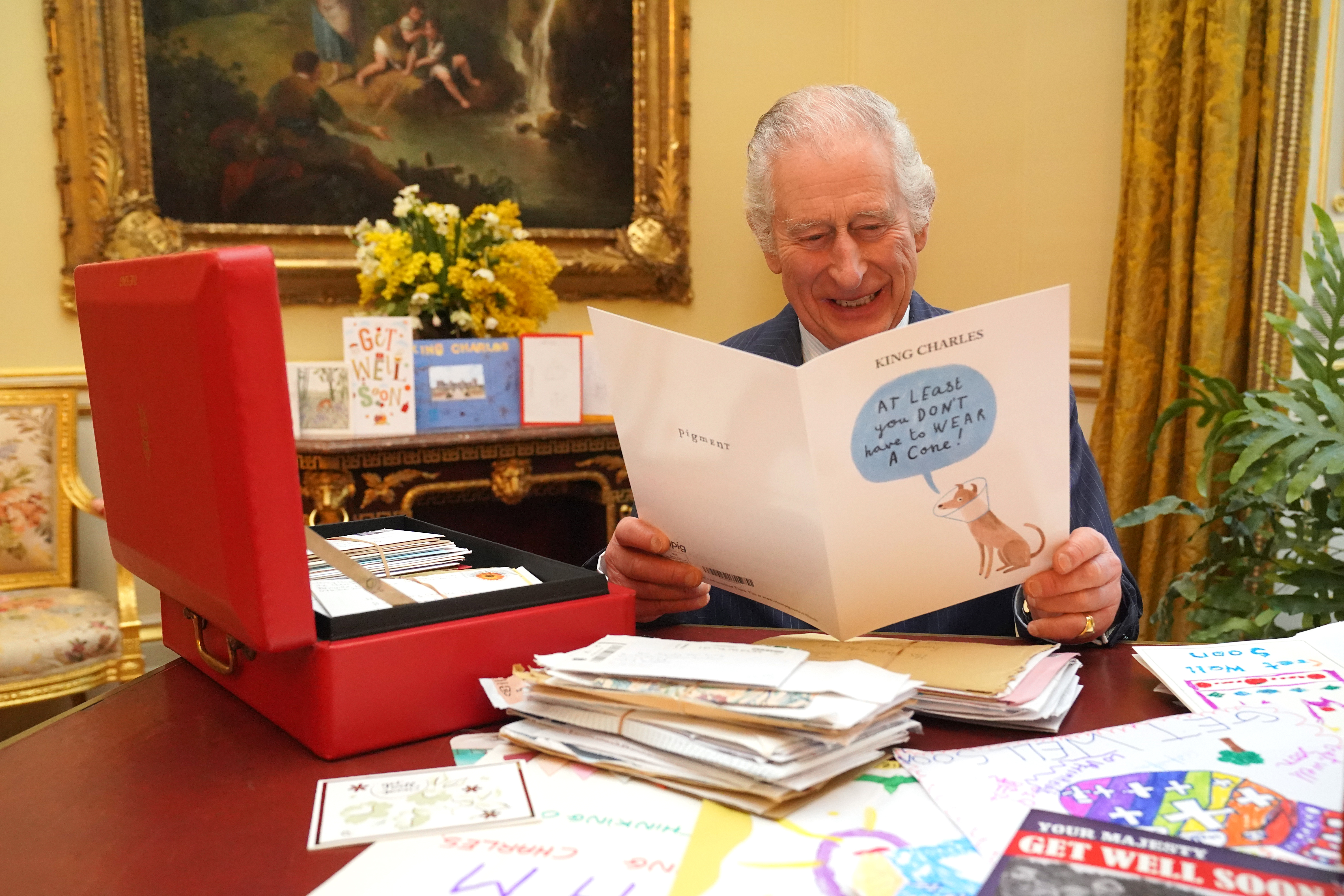 El rey Charles leyendo las tarjetas enviadas por los simpatizantes tras su diagnóstico de cáncer, en la Sala del Siglo XVIII de la Suite Belga del Palacio de Buckingham el 21 de febrero de 2024 en Londres, Inglaterra | Foto: Getty Images