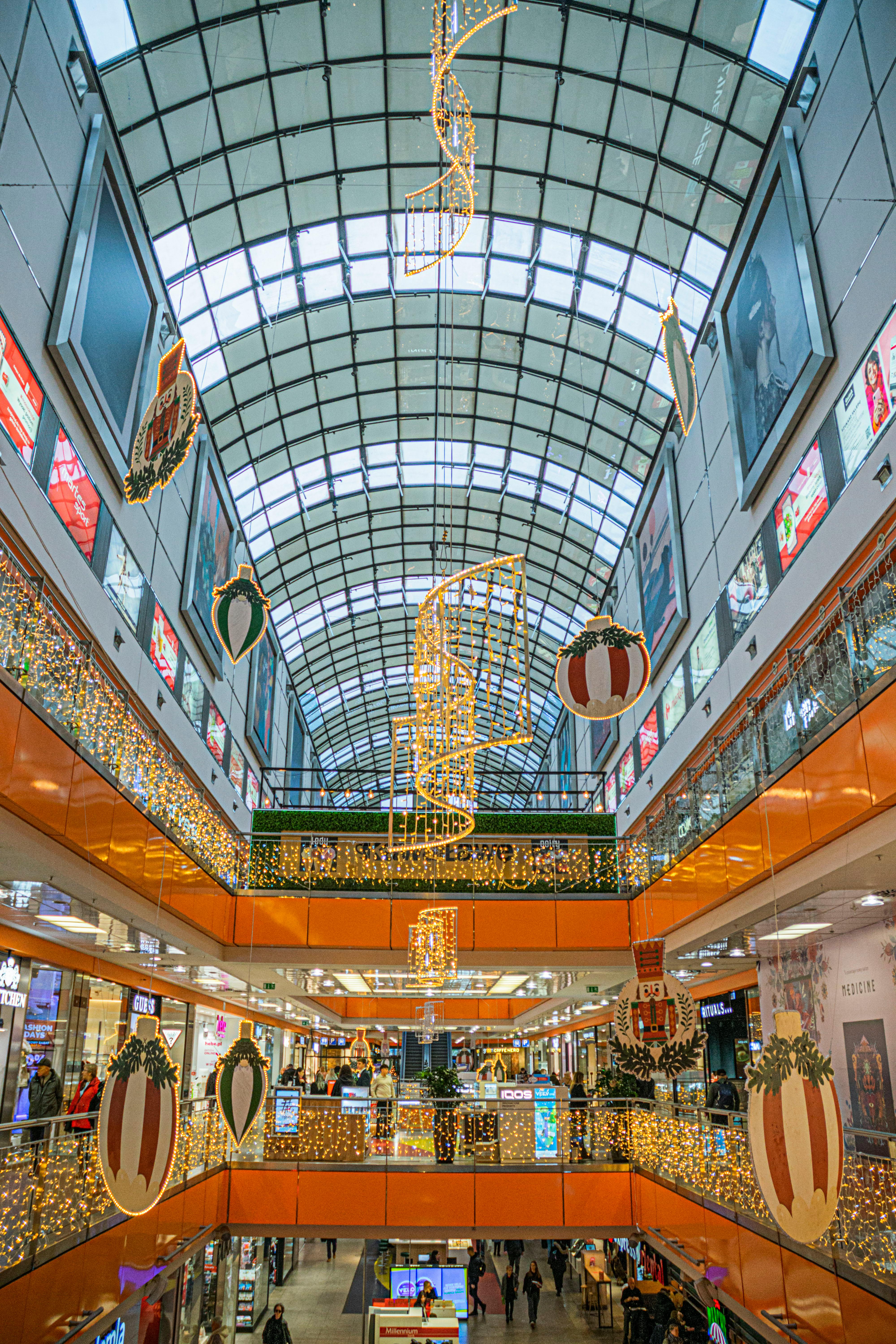 Un centro comercial durante la Navidad | Fuente: Pexels