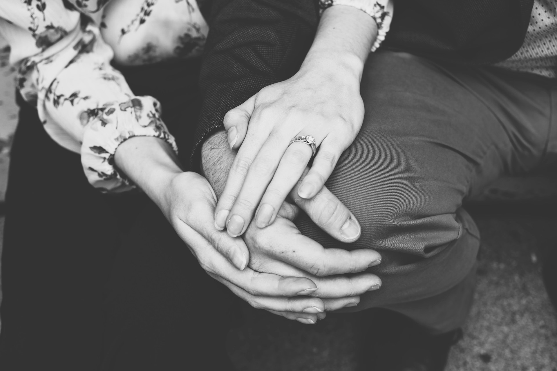 Toma en escala de grises de una pareja de la mano | Fuente: Unsplash