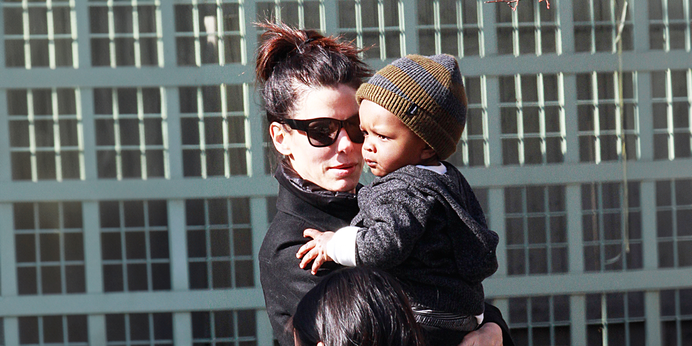 Sandra Bullock y su hijo adoptivo | Fuente: Getty Images